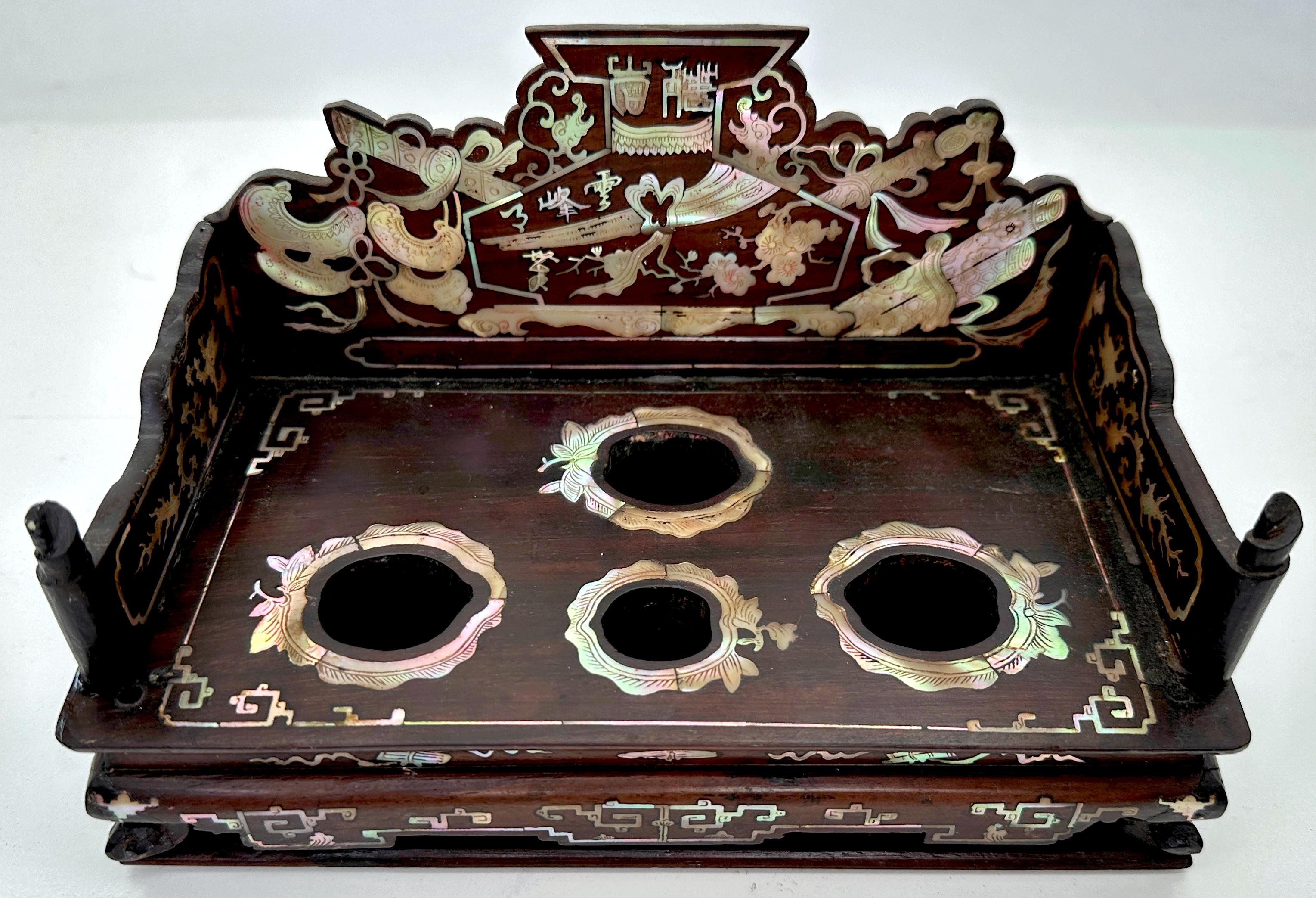 Sceau d'érudit en bois dur incrusté de nacre, dynastie chinoise Qing, 19e siècle

Exceptionnel porte-sceau ou porte-pinceau de lettré chinois du XIXe siècle, finement travaillé en riche zitan ou en bois dur, et incrusté de nacre lumineuse sur toute