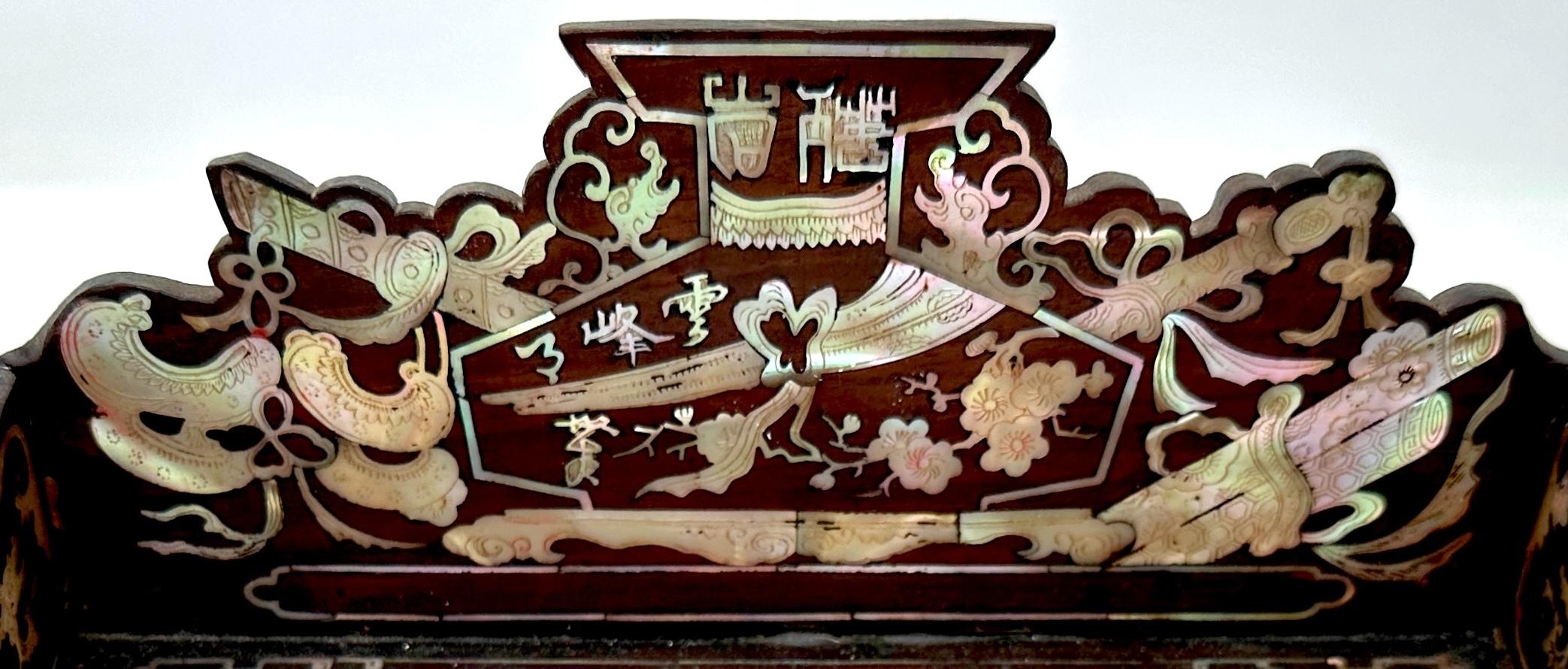 Chinois Sceau d'érudit en bois dur incrusté de MOP, dynastie chinoise Qing, 19e siècle en vente
