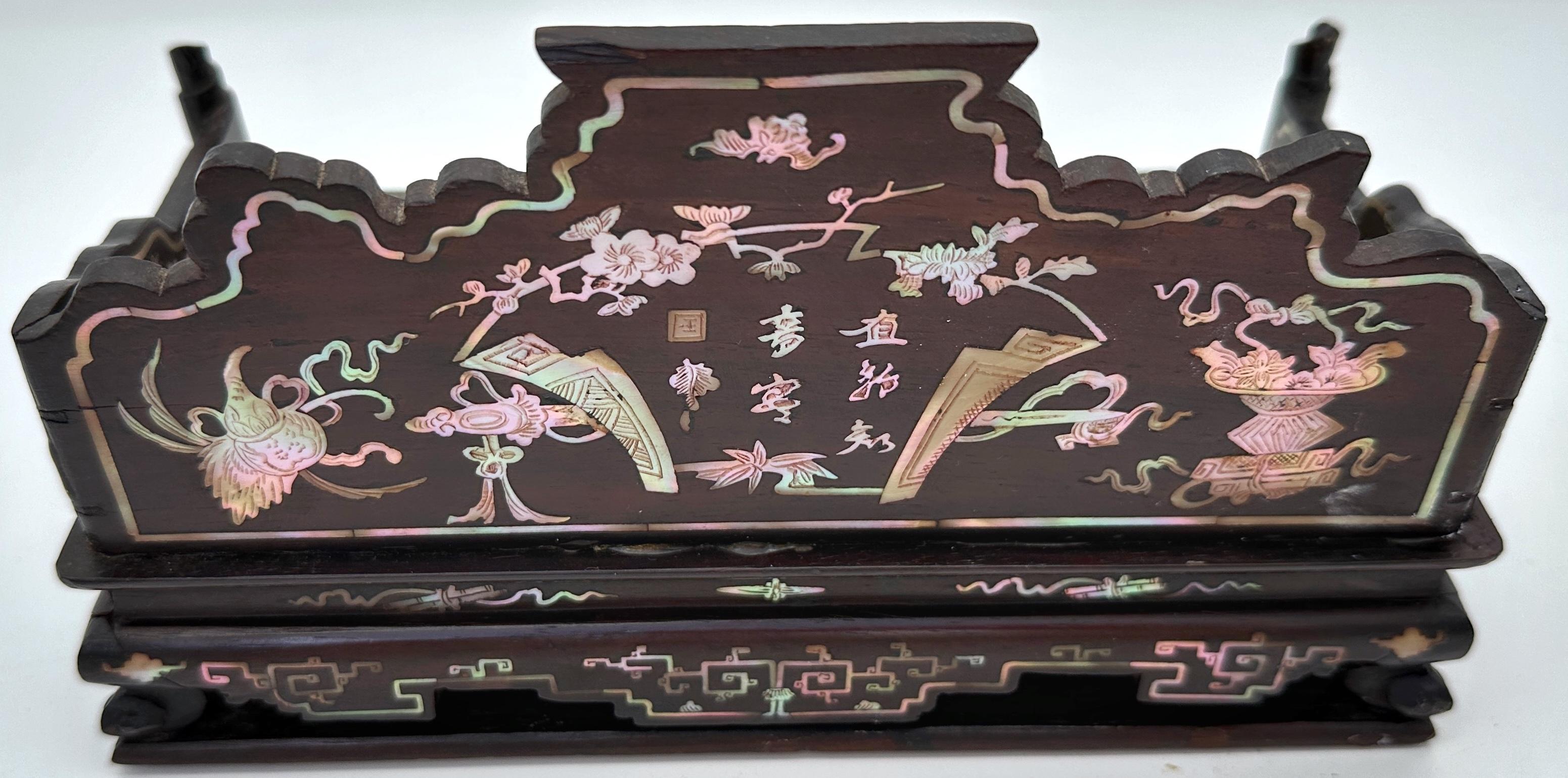 XIXe siècle Sceau d'érudit en bois dur incrusté de MOP, dynastie chinoise Qing, 19e siècle en vente
