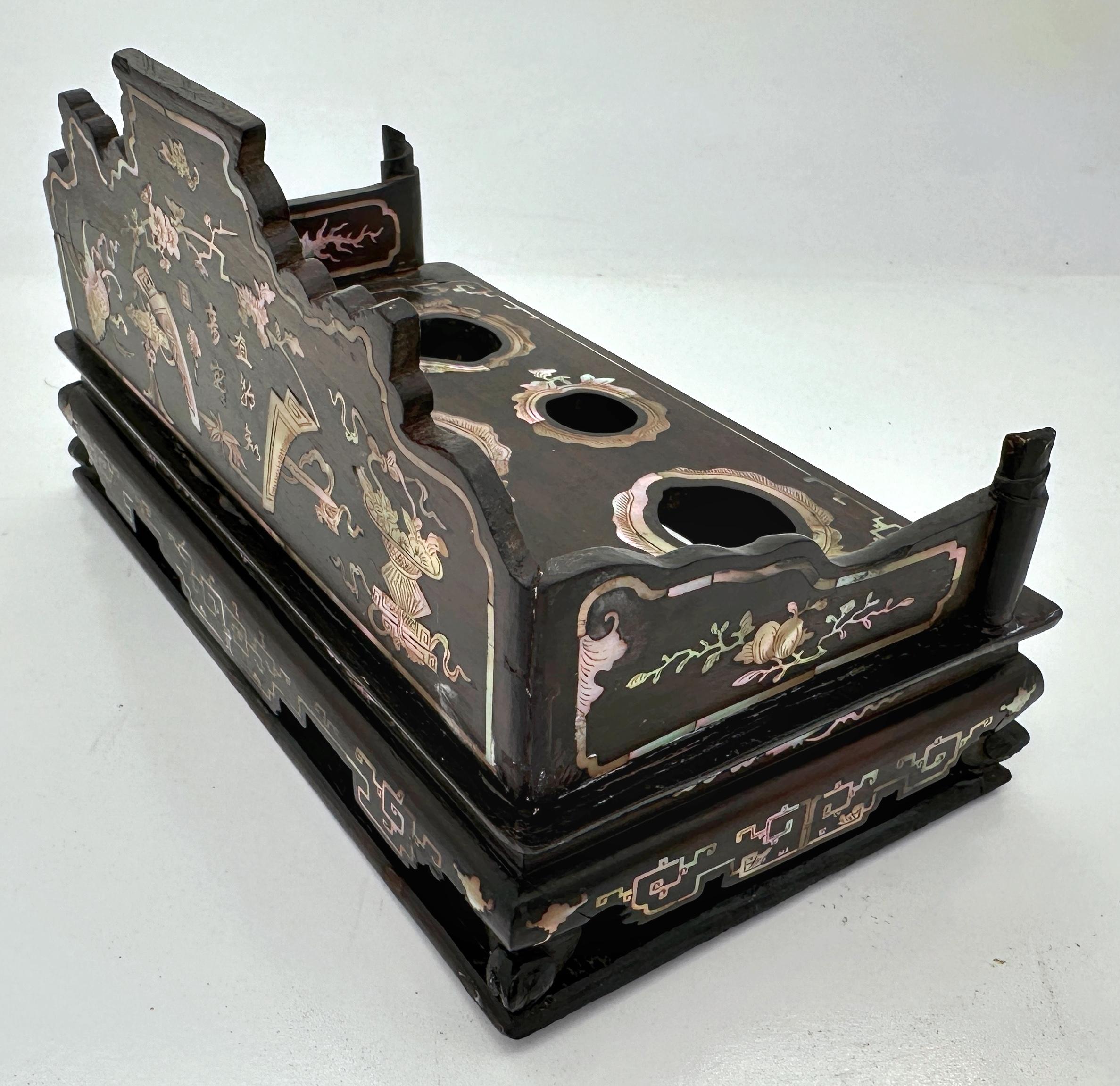 Sceau d'érudit en bois dur incrusté de MOP, dynastie chinoise Qing, 19e siècle en vente 1