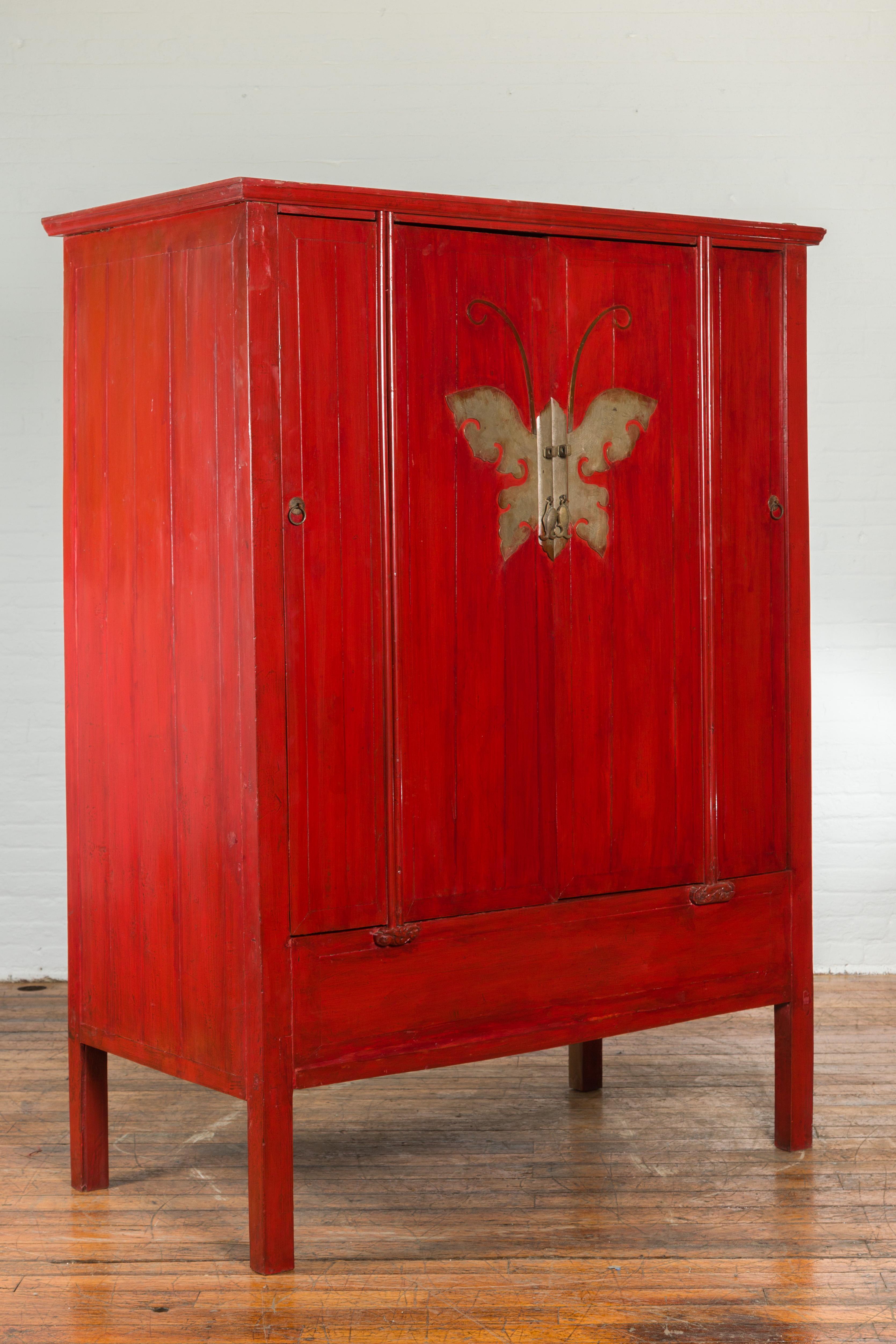 Cabinet laqué rouge de Ningbo, dynastie chinoise Qing, avec quincaillerie en forme de papillon en vente 3