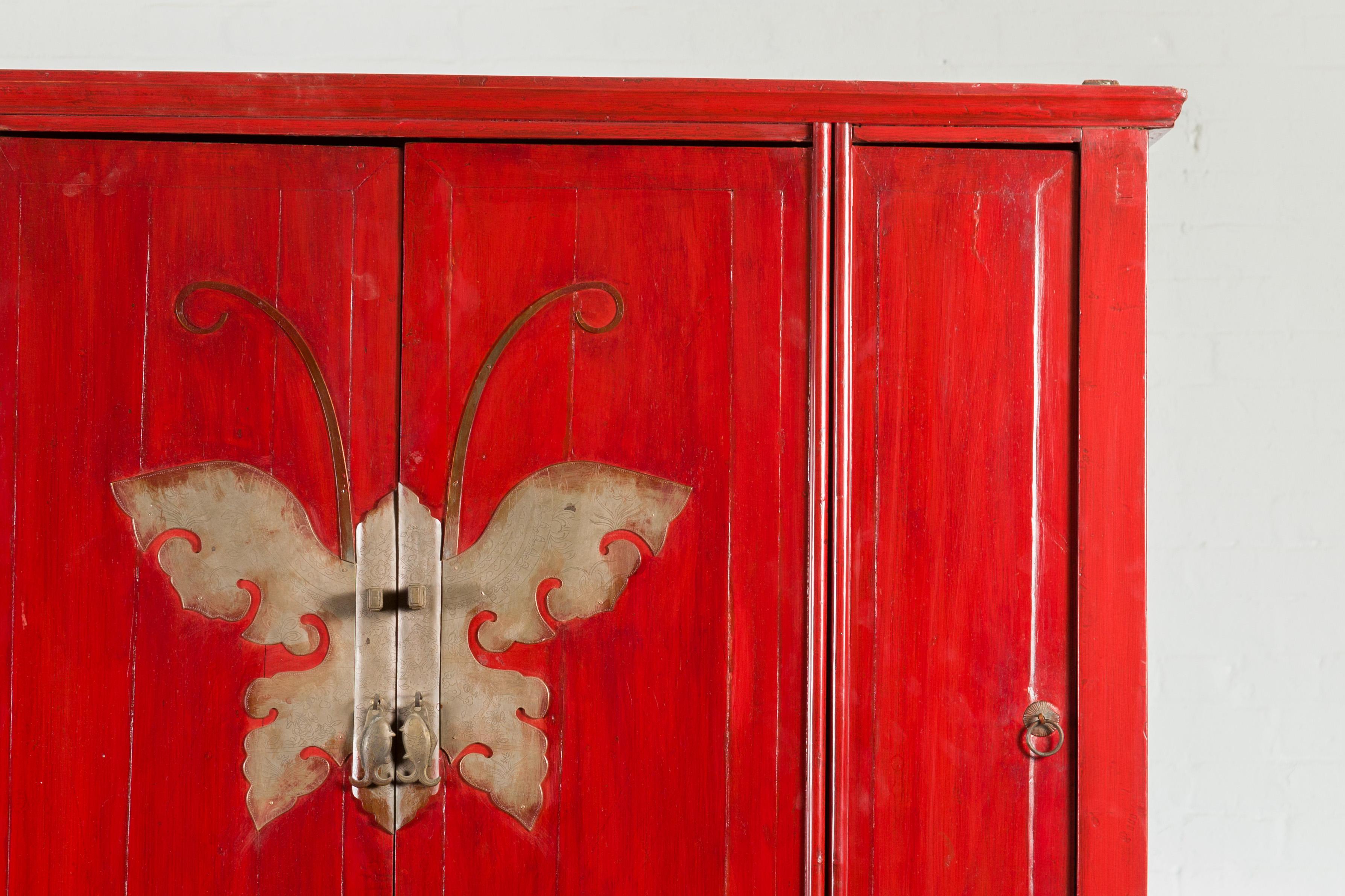 Chinois Cabinet laqué rouge de Ningbo, dynastie chinoise Qing, avec quincaillerie en forme de papillon en vente