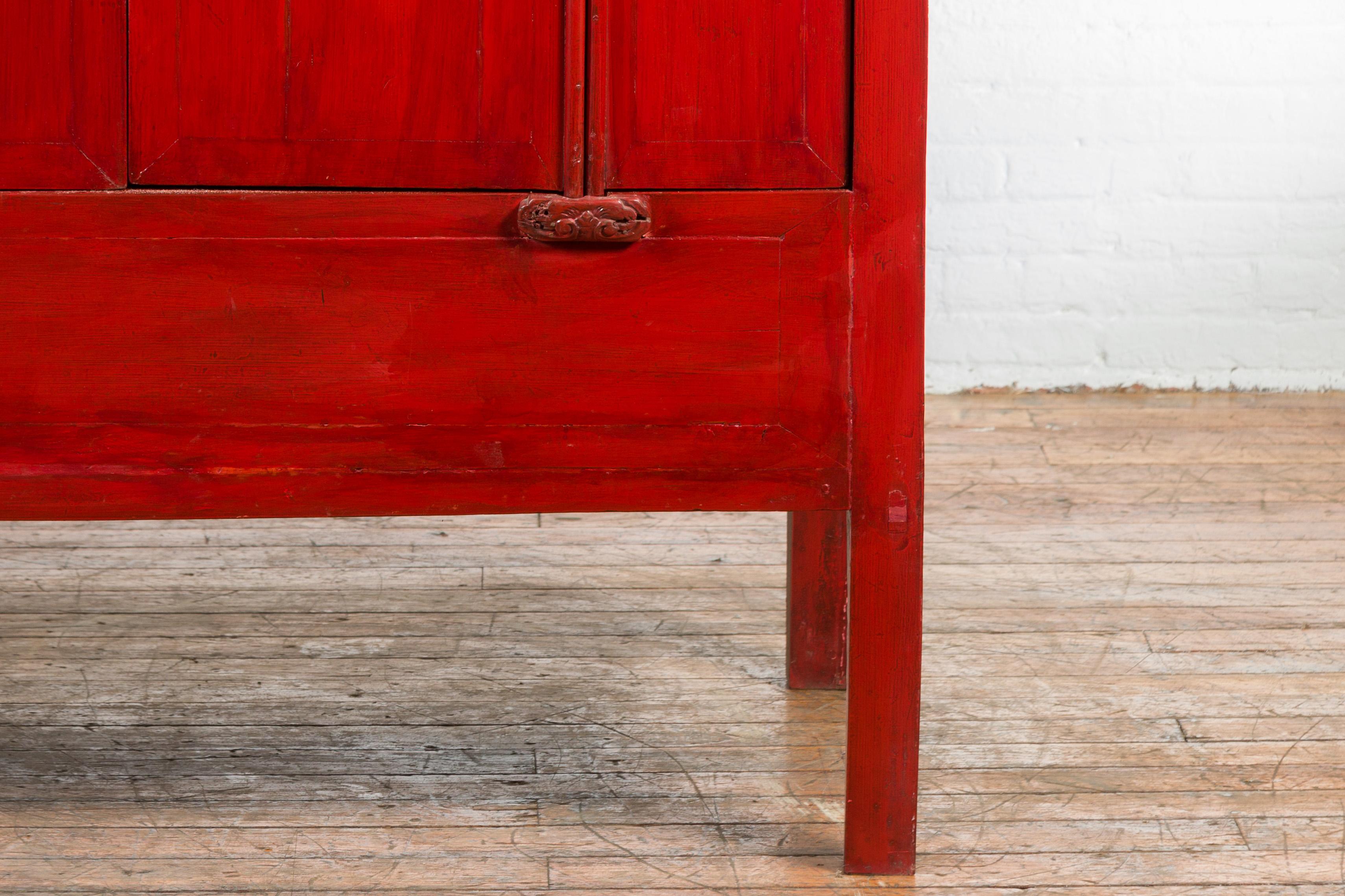 Cabinet laqué rouge de Ningbo, dynastie chinoise Qing, avec quincaillerie en forme de papillon Bon état - En vente à Yonkers, NY