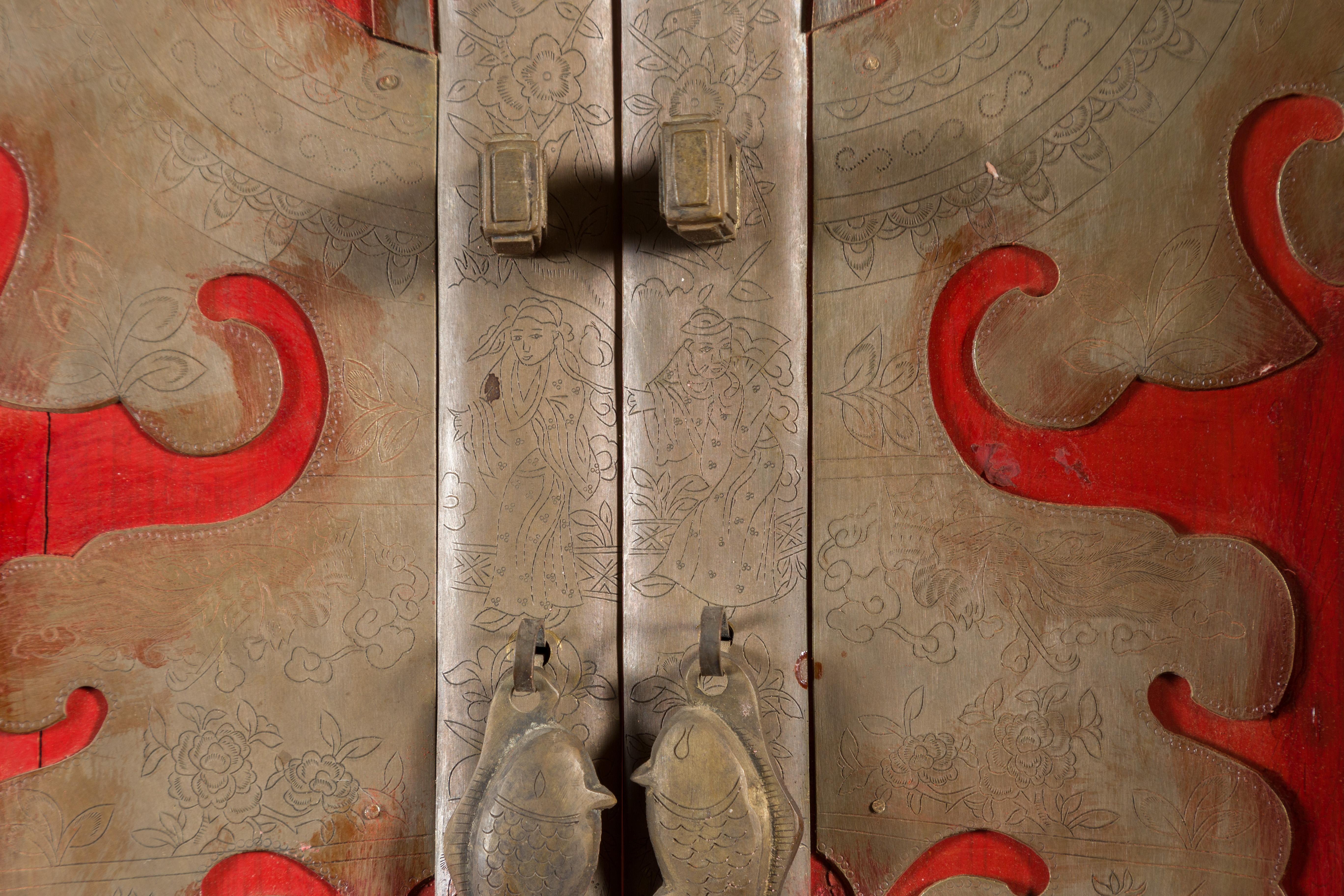 Cabinet laqué rouge de Ningbo, dynastie chinoise Qing, avec quincaillerie en forme de papillon en vente 1