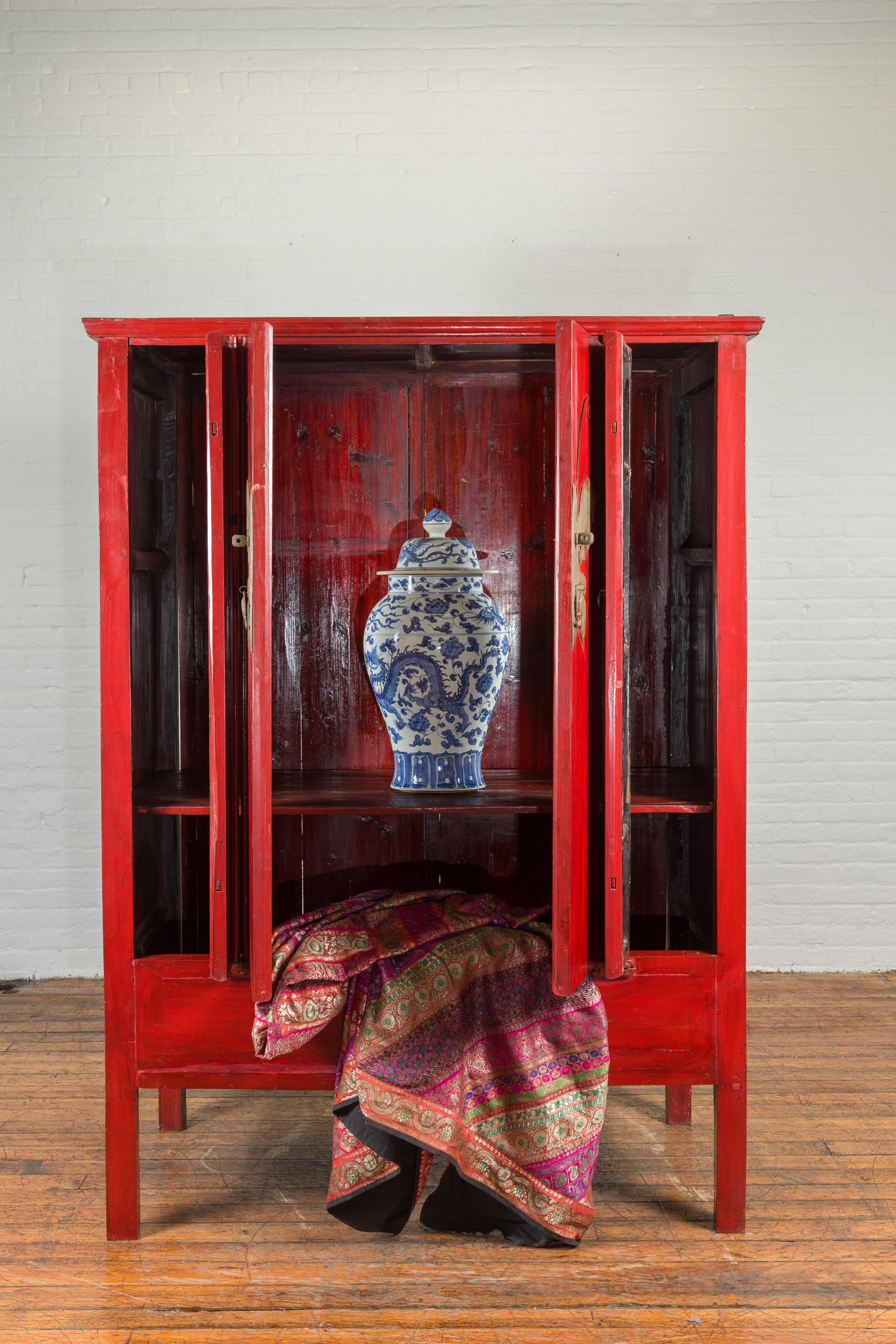 Cabinet laqué rouge de Ningbo, dynastie chinoise Qing, avec quincaillerie en forme de papillon en vente 2
