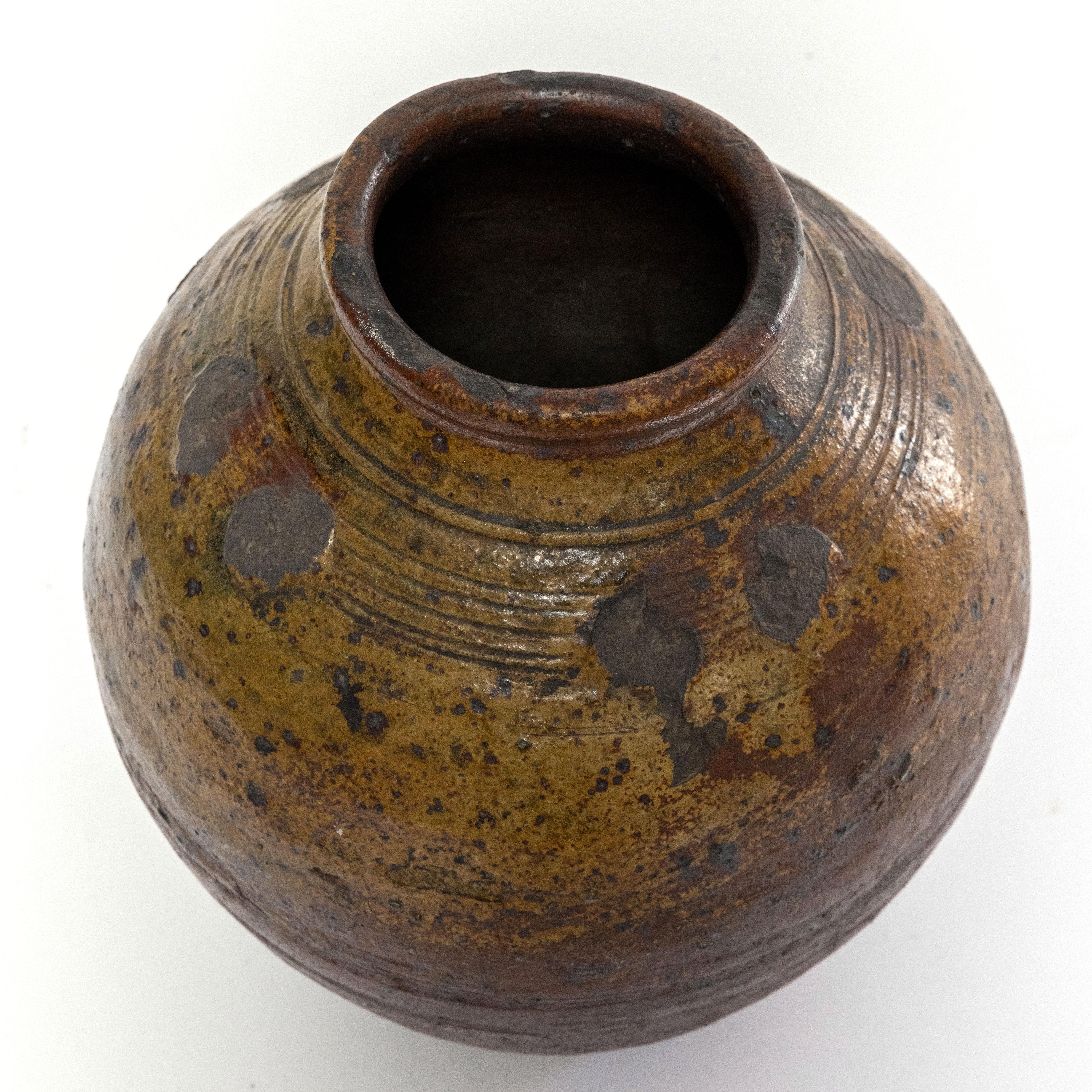 Jarre à vinaigre chinoise en grès émaillé brun-ocre-vert.
Décoratif avec dieu, patine naturelle.

Historiquement, ces jarres étaient utilisées pour fermenter et conserver le vinaigre dans les cuisines de la dynastie Qing.

Chine, 18-19ème siècle