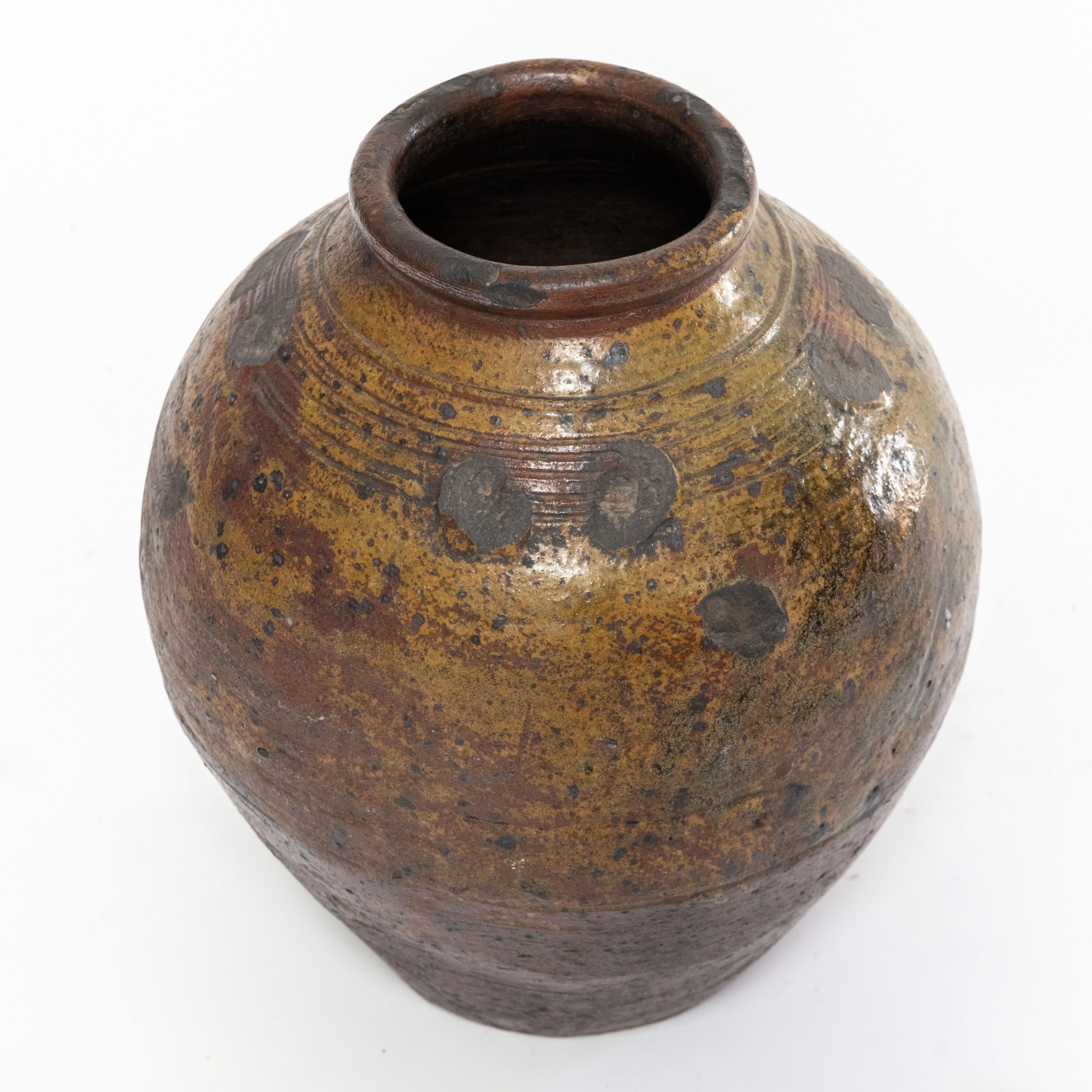 Chinois Jarre à vinaigre à glaçure ocre de la dynastie chinoise Qing en vente