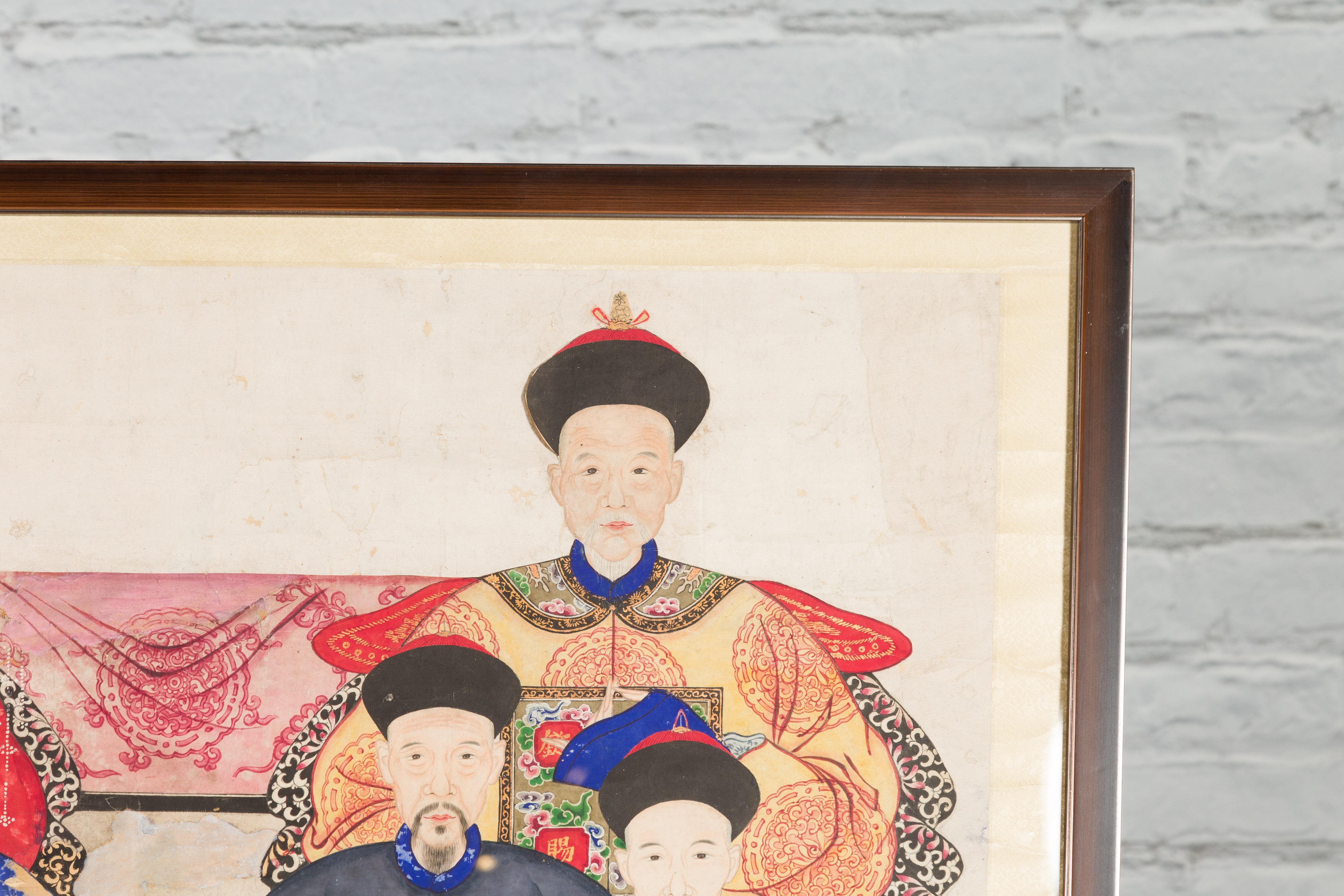 Portrait de groupe d'ancêtres de la période de la dynastie chinoise Qing du 19e siècle dans un cadre personnalisé en vente 5