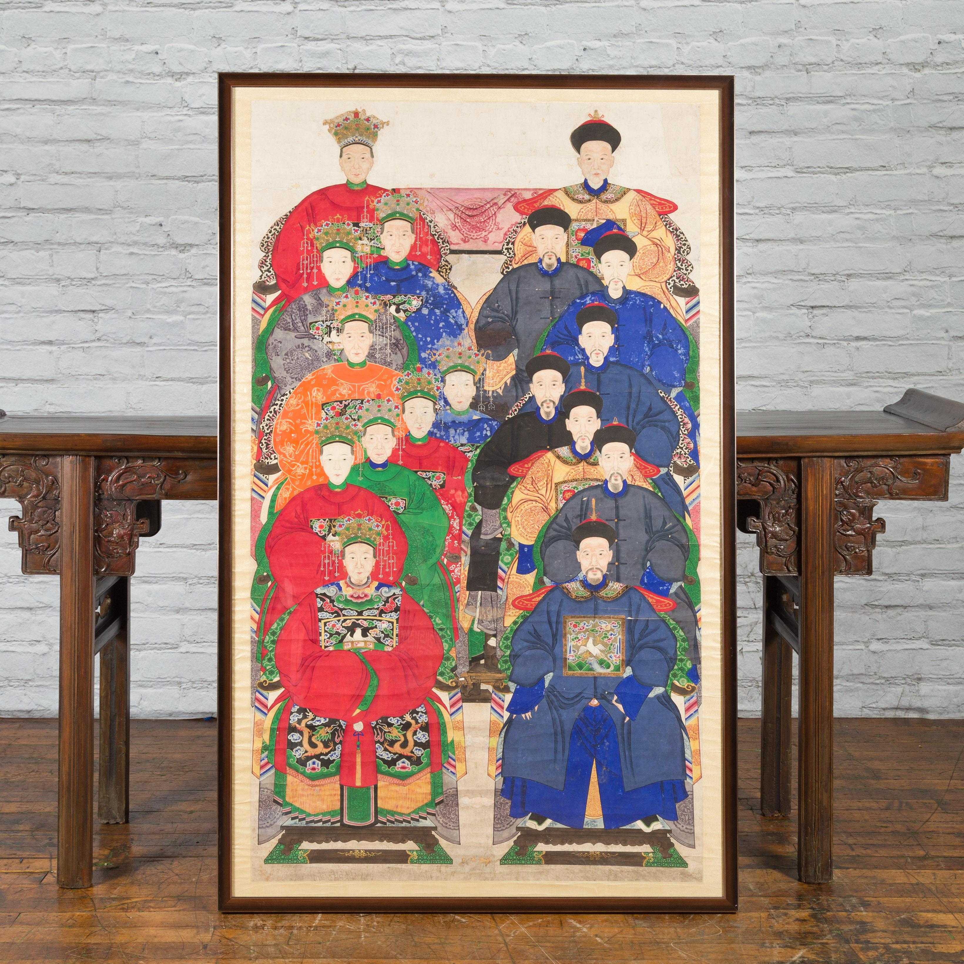 Peinture d'époque de la dynastie chinoise Qing du 19ème siècle représentant un portrait de groupe d'ancêtres dans un cadre personnalisé. Créée en Chine pendant la dynastie Qing, cette peinture verticale présente un portrait de groupe d'ancêtres,
