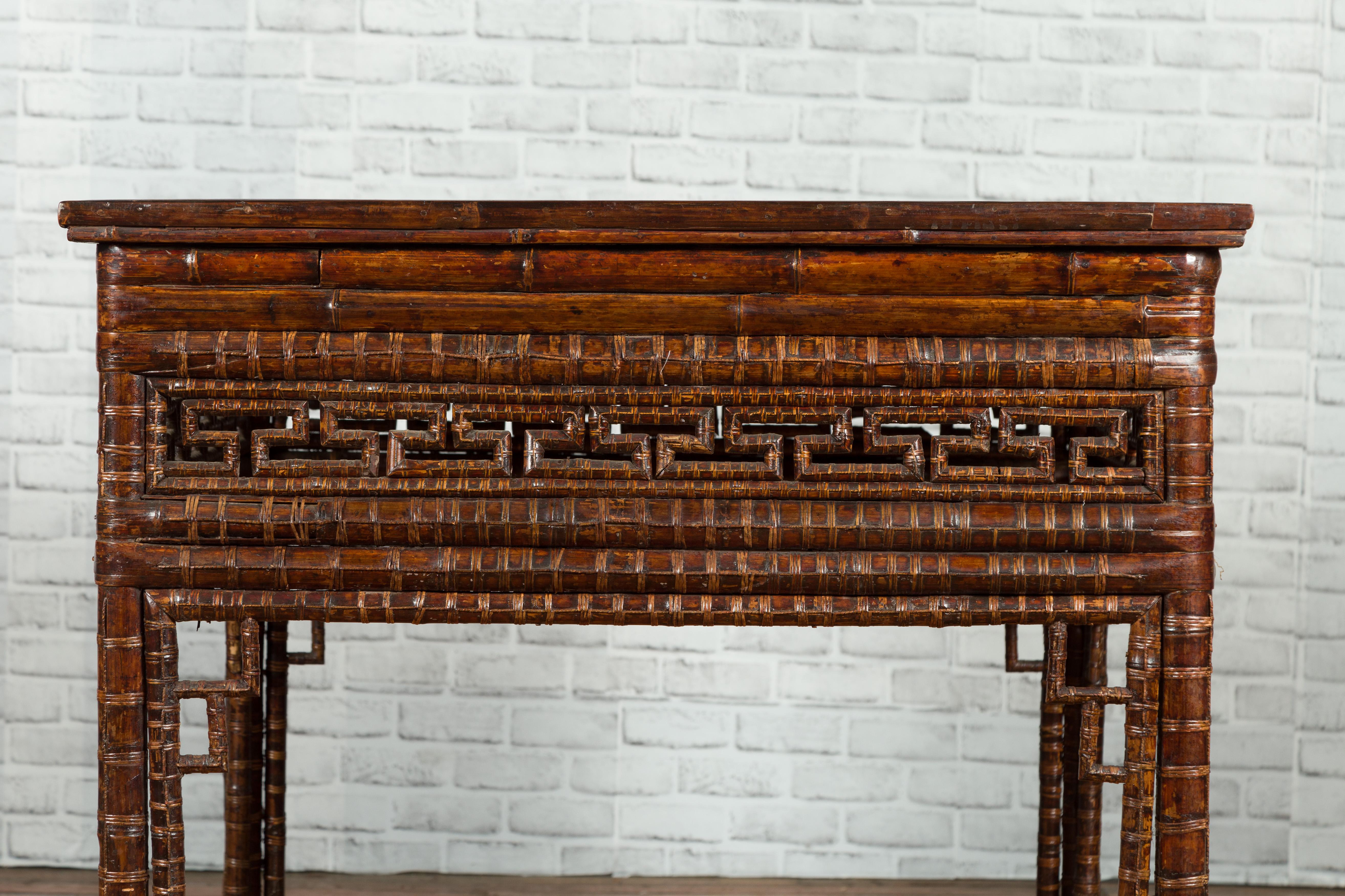 XIXe siècle Table d'entrée en bambou du 19ème siècle de la période de la dynastie chinoise Qing avec motifs chantournés en vente