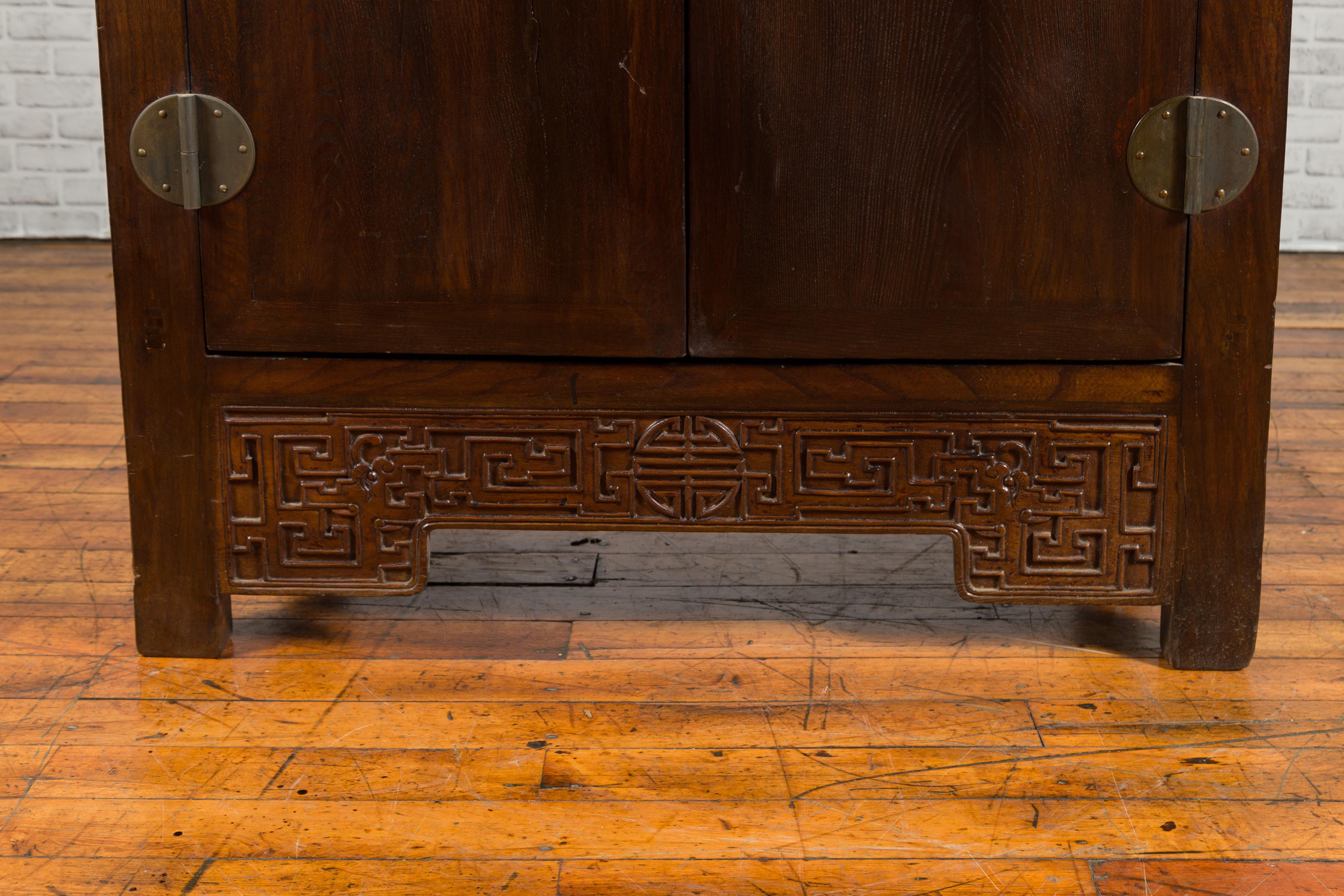 Bois Meuble de rangement marron du 19ème siècle de la période de la dynastie chinoise Qing avec tablier sculpté en vente
