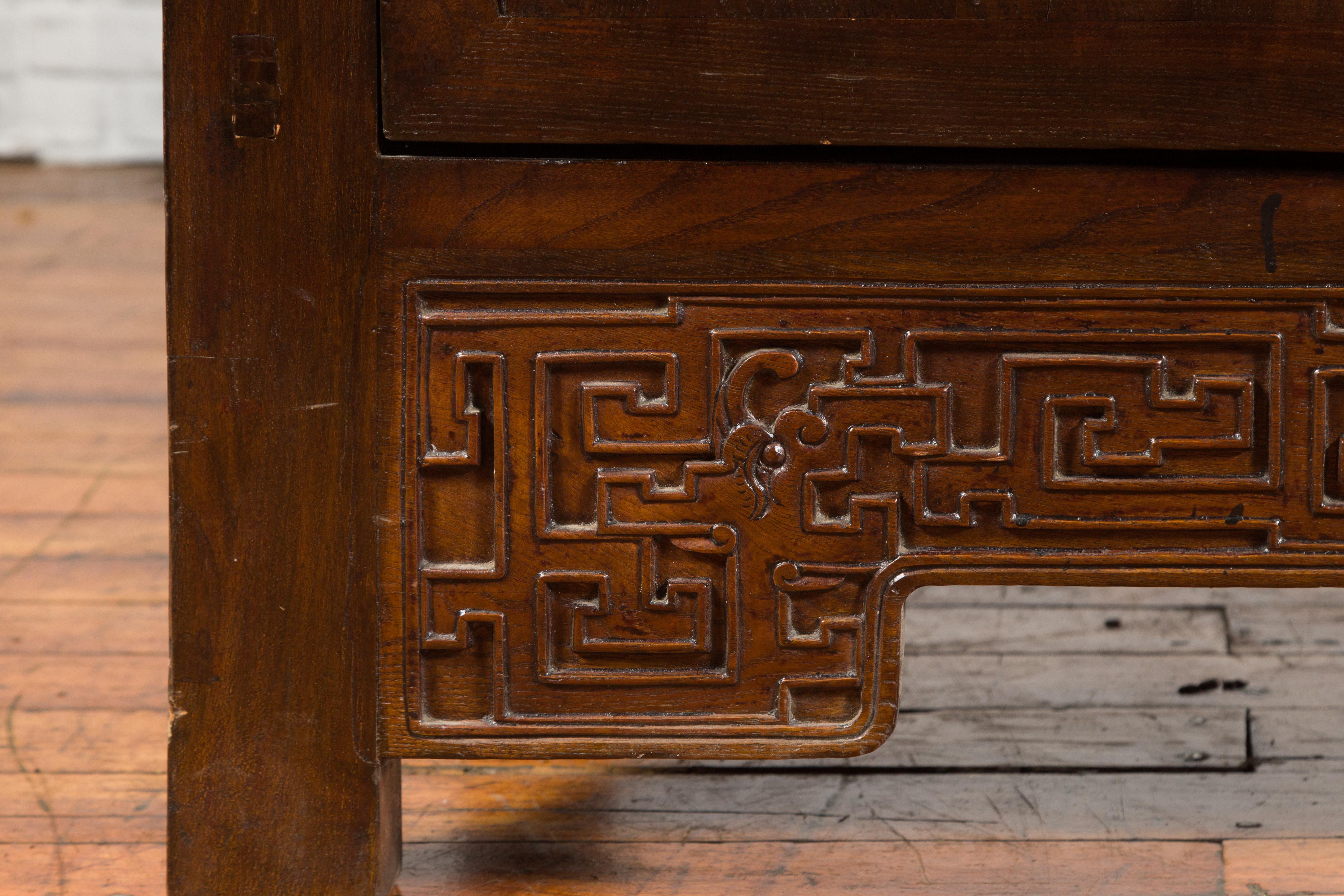 Meuble de rangement marron du 19ème siècle de la période de la dynastie chinoise Qing avec tablier sculpté en vente 2