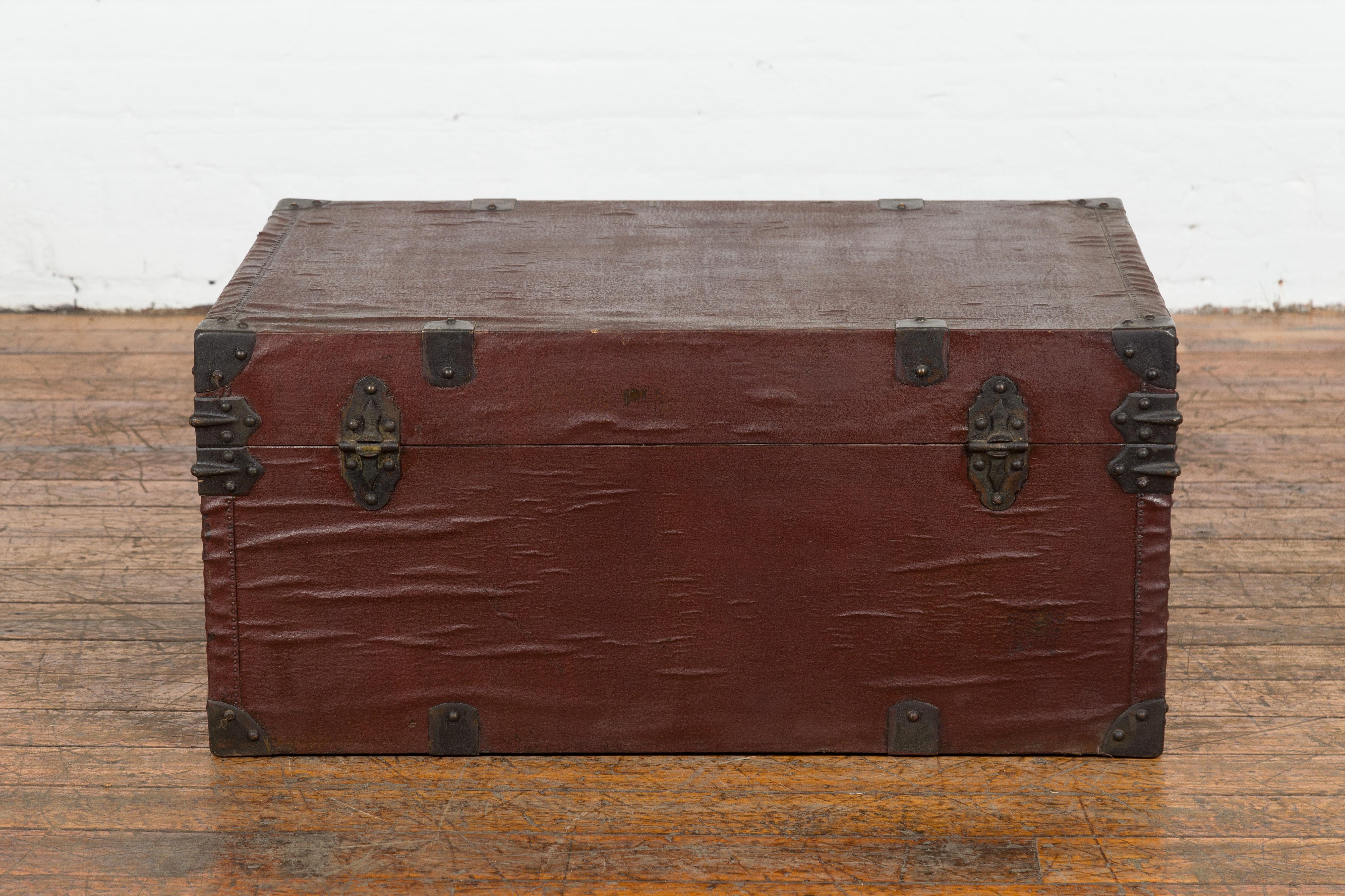Chinese Qing Dynasty Period 19th Century Brown Leather Trunk with Brass Hardware For Sale 4
