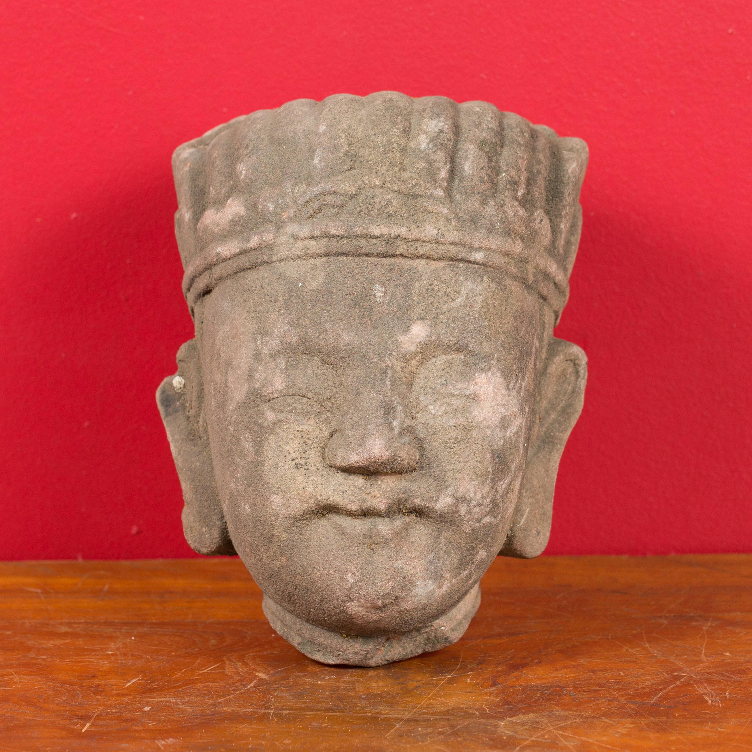 Sculpture de tête sculptée de la période de la dynastie chinoise Qing du 19ème siècle, avec coiffe. Sculptée en Chine pendant la dynastie Qing, cette sculpture représente la tête d'un fonctionnaire coiffé d'une coiffe. Dégageant un air de