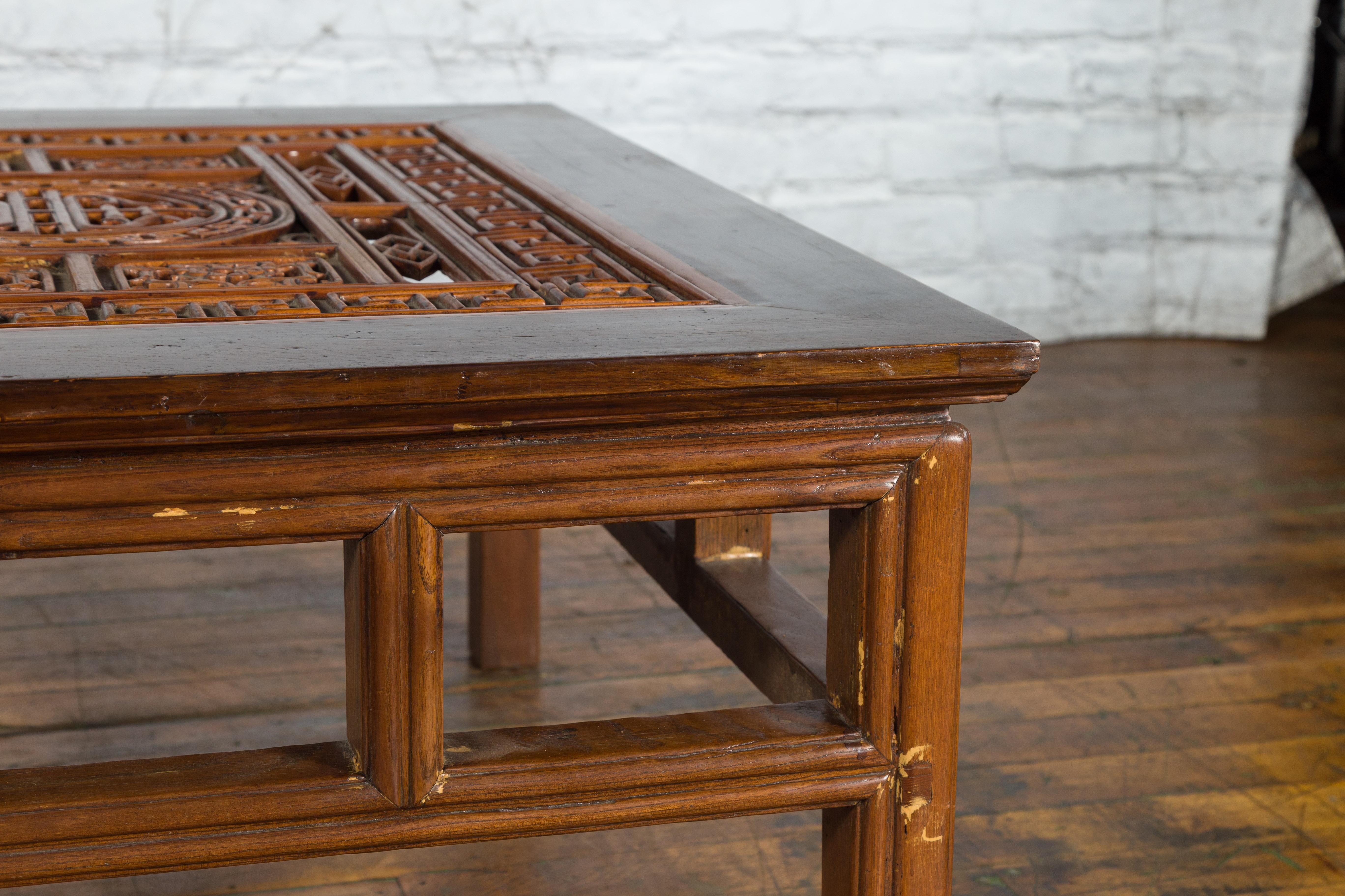 Chinois Table basse du 19e siècle de la Dynasty Qing avec plateau ajouré sculpté en vente