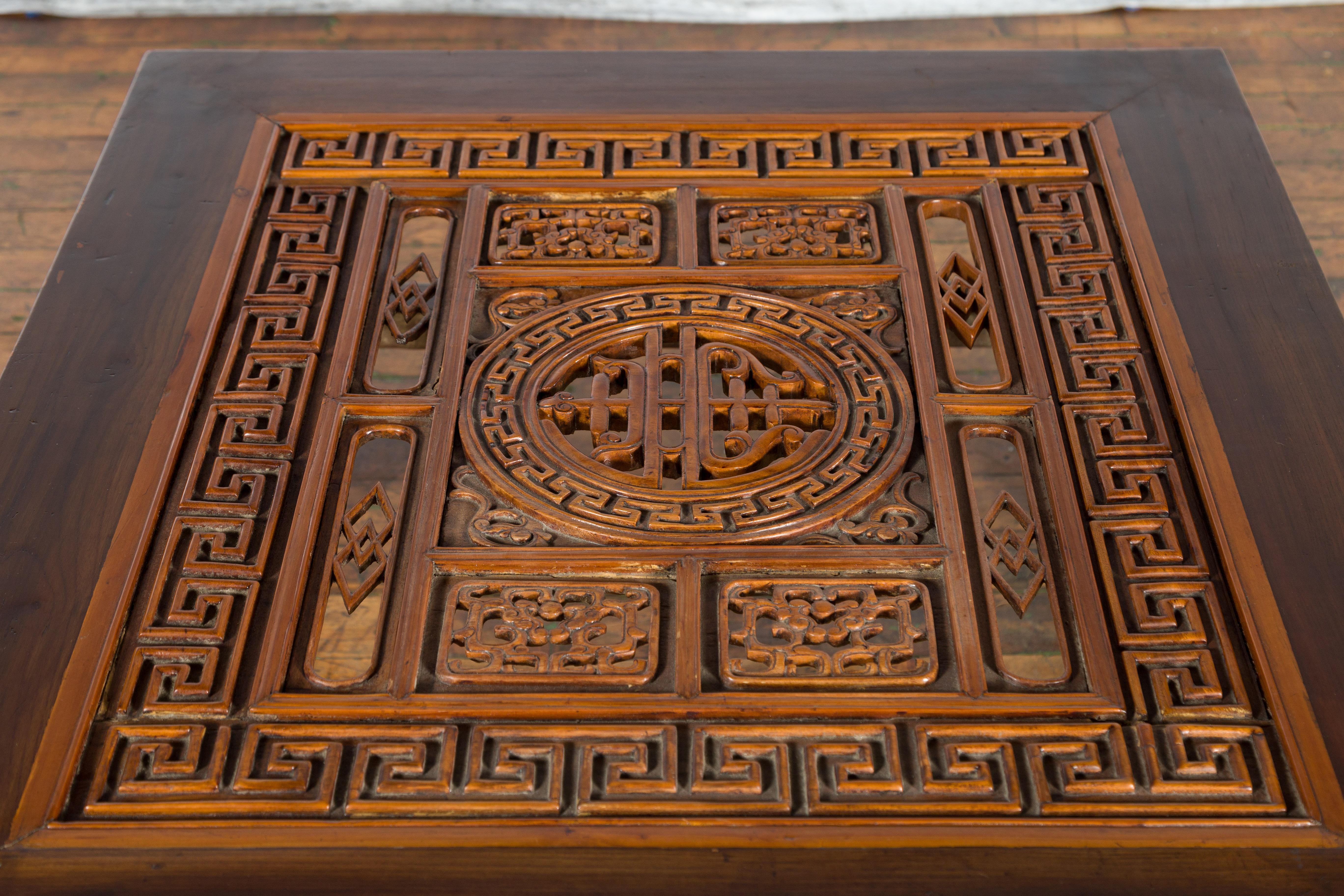 Sculpté Table basse du 19e siècle de la Dynasty Qing avec plateau ajouré sculpté en vente