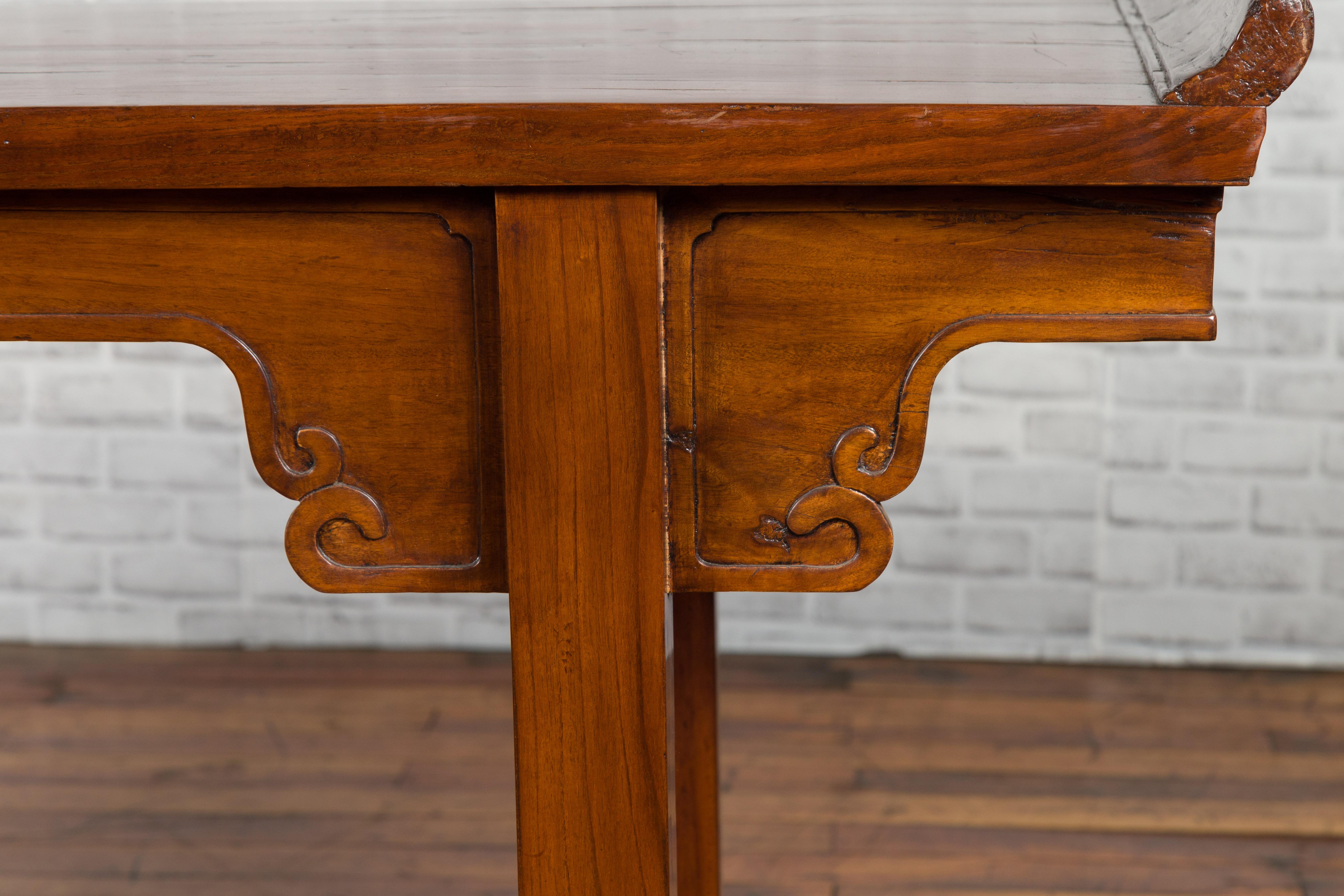 Table console en orme de la période de la dynastie chinoise Qing du 19e siècle avec écoinçons sculptés 3