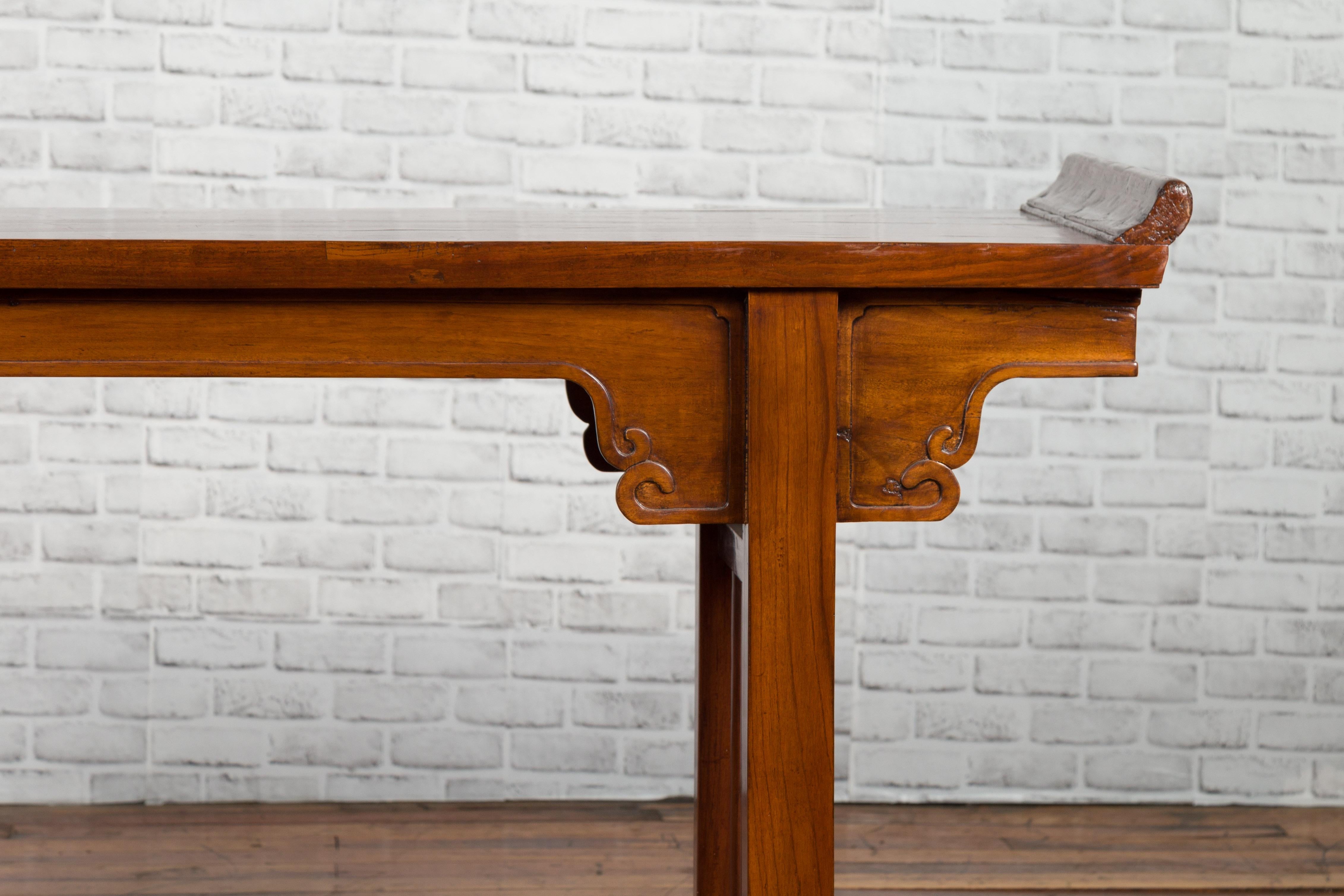 XIXe siècle Table console en orme de la période de la dynastie chinoise Qing du 19e siècle avec écoinçons sculptés