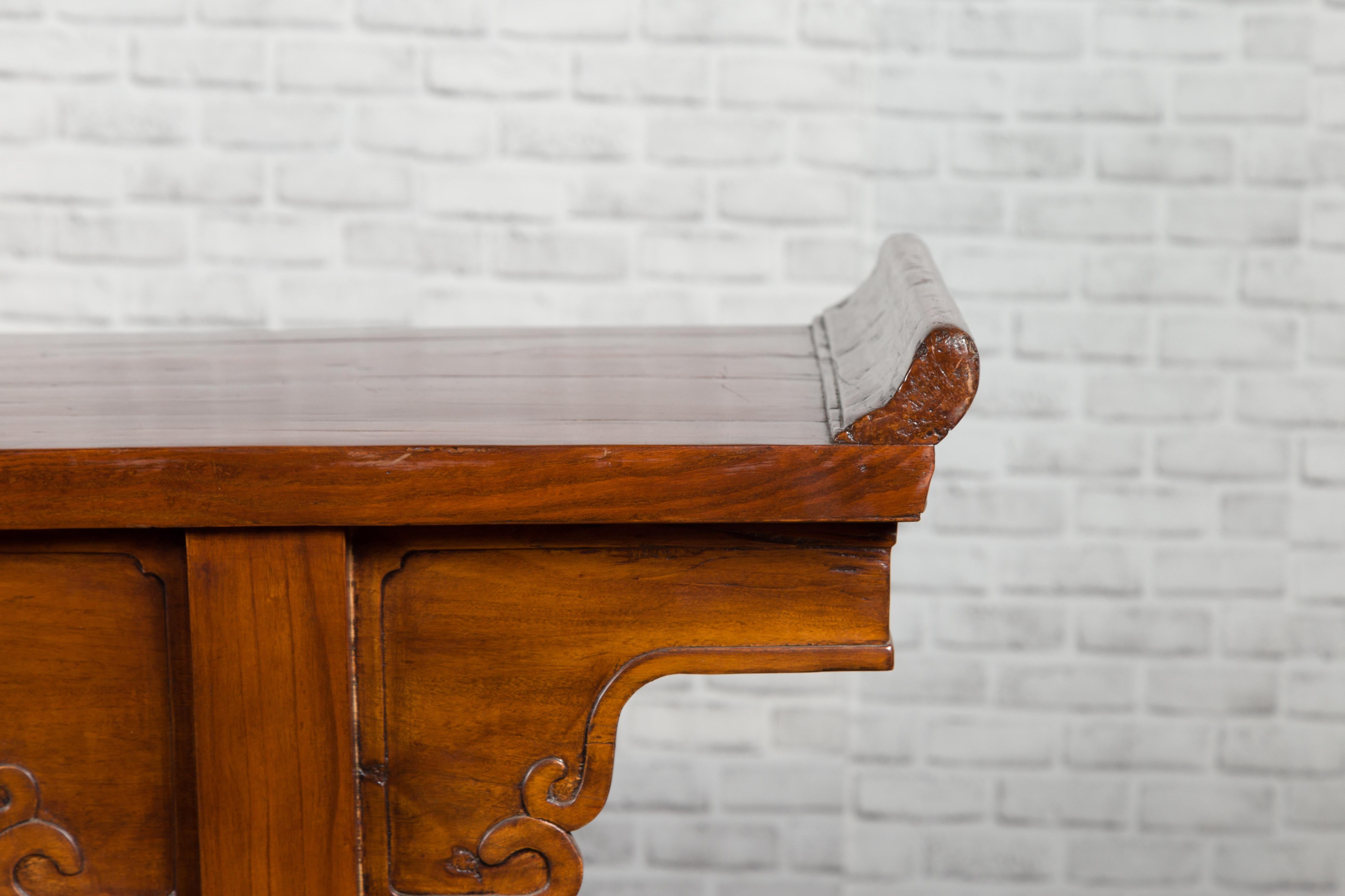 Chinese Qing Dynasty Period 19th Century Elm Console Table with Carved Spandrels For Sale 6