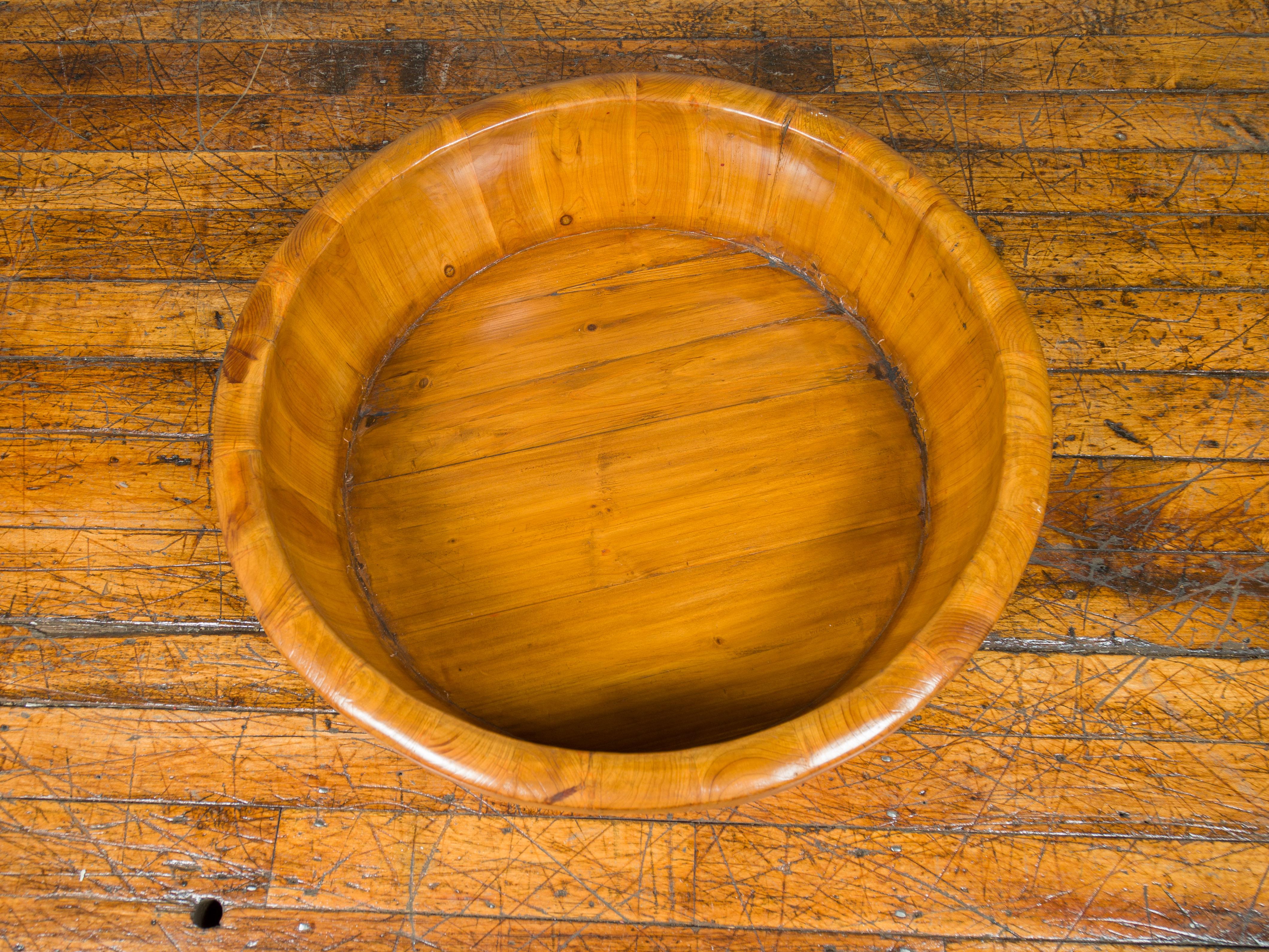 Qing Dynasty Period 19th Century Elm Round Rice Tray with Brass Braces For Sale 5