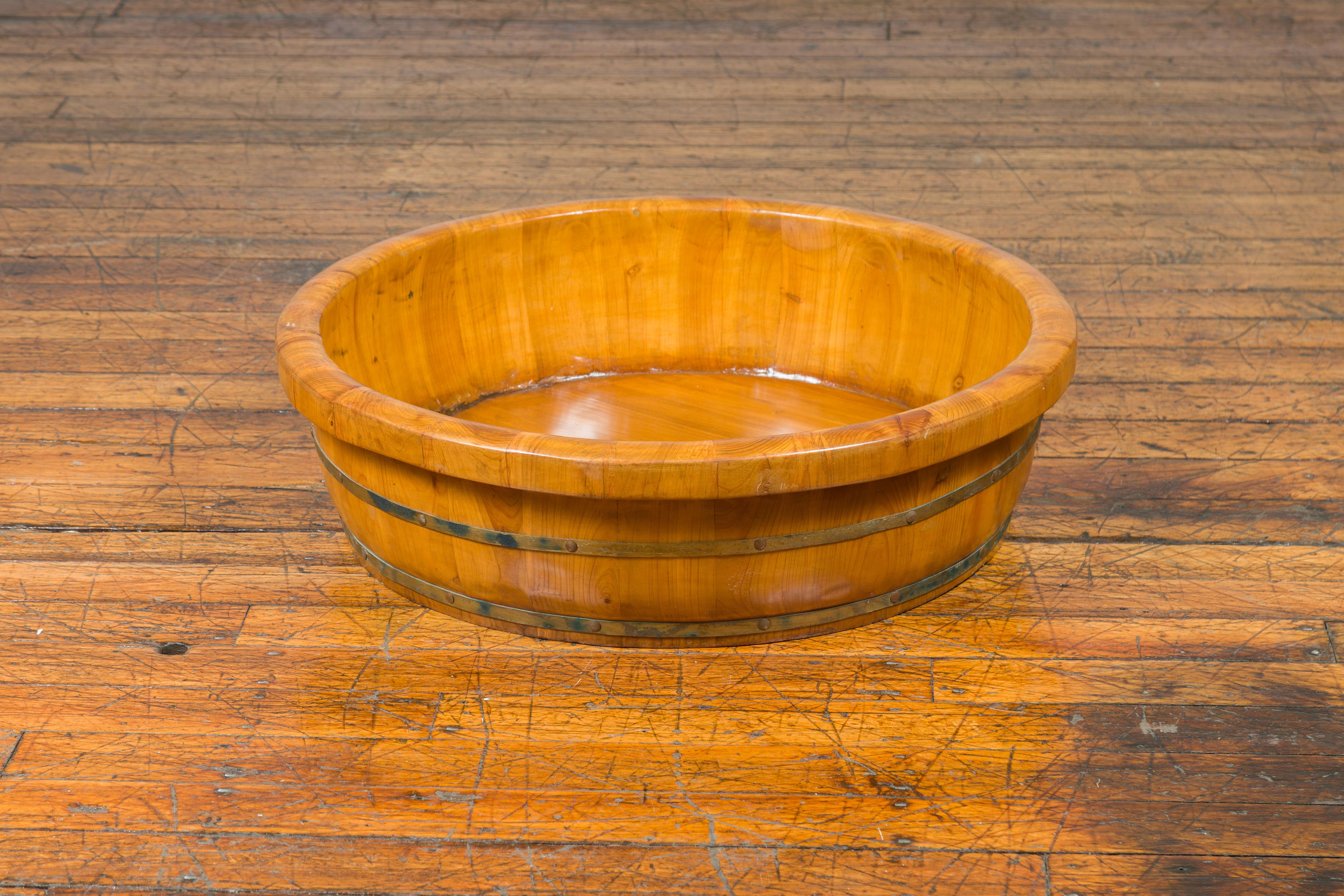 Qing Dynasty Period 19th Century Elm Round Rice Tray with Brass Braces For Sale 6