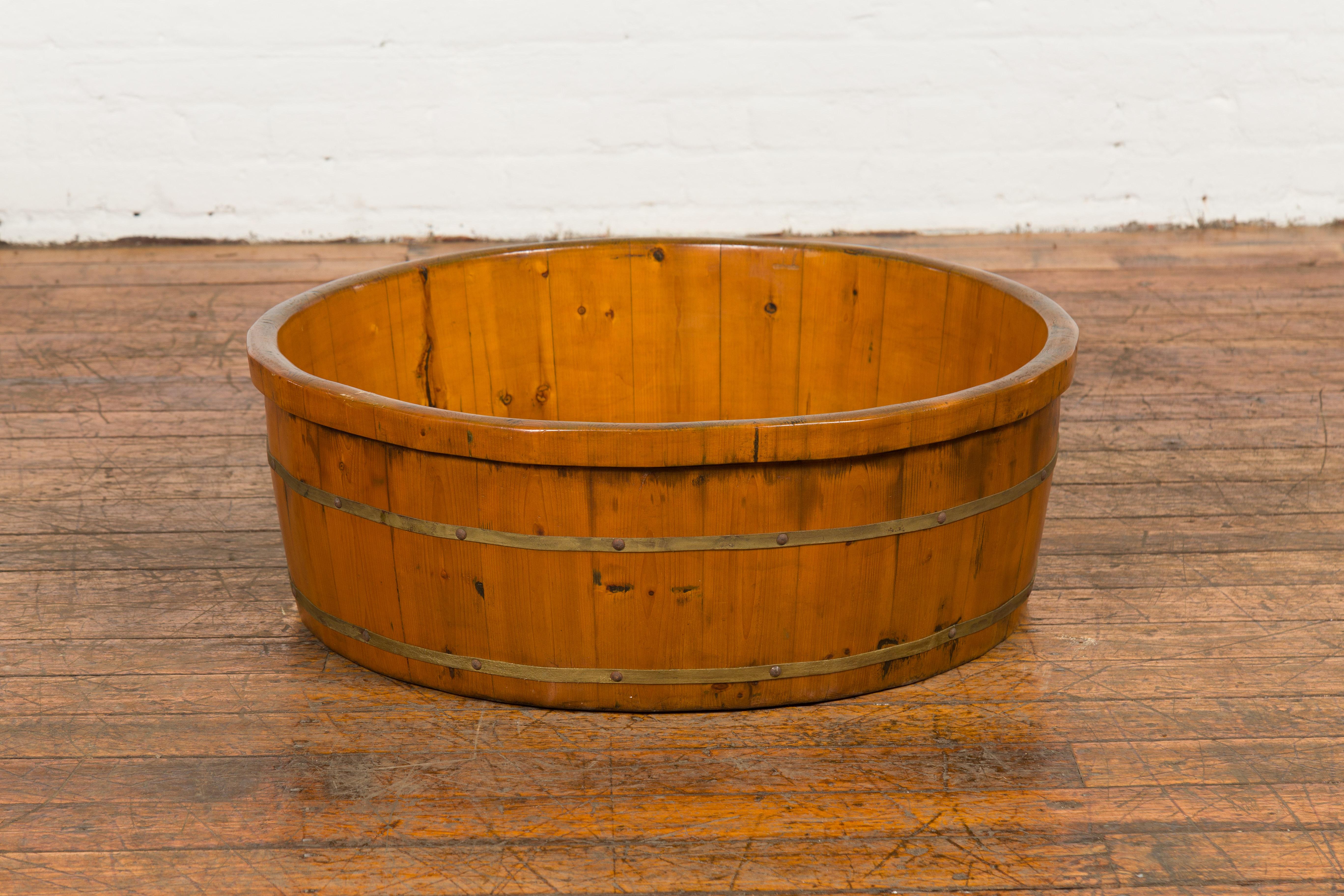 Chinese Qing Dynasty Period 19th Century Elm Round Rice Tray with Brass Braces For Sale 6