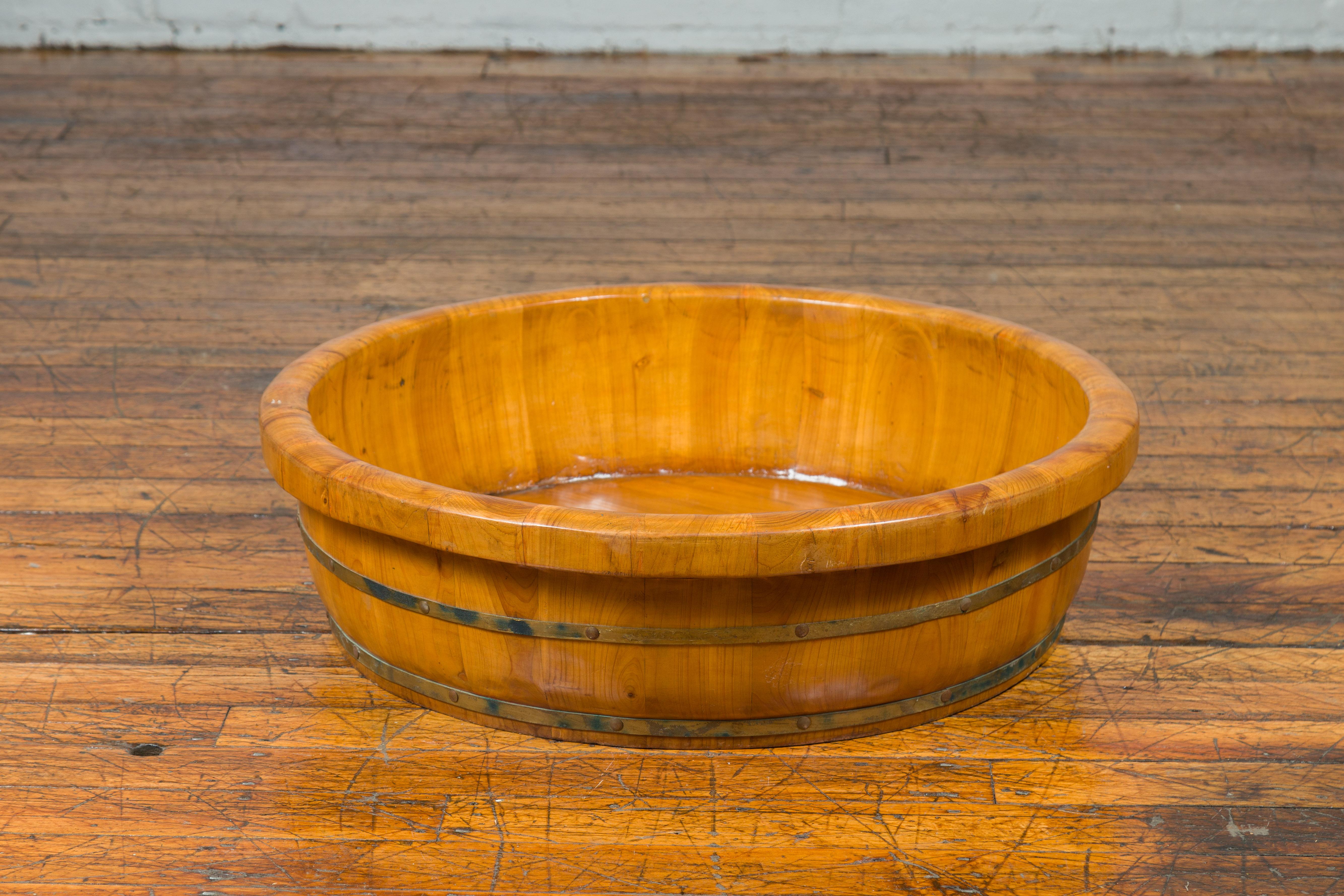 Qing Dynasty Period 19th Century Elm Round Rice Tray with Brass Braces For Sale 7
