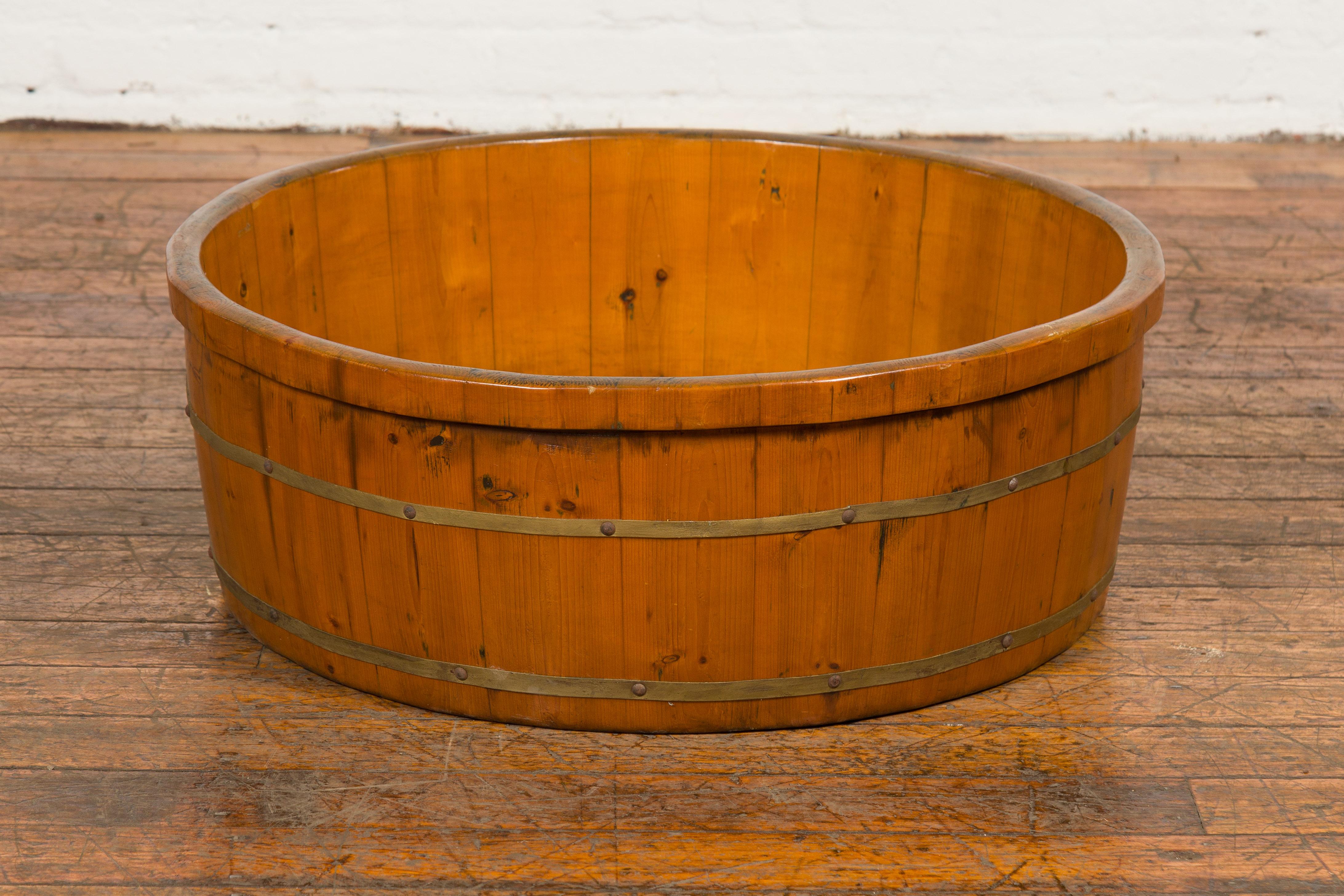 Chinese Qing Dynasty Period 19th Century Elm Round Rice Tray with Brass Braces For Sale 7