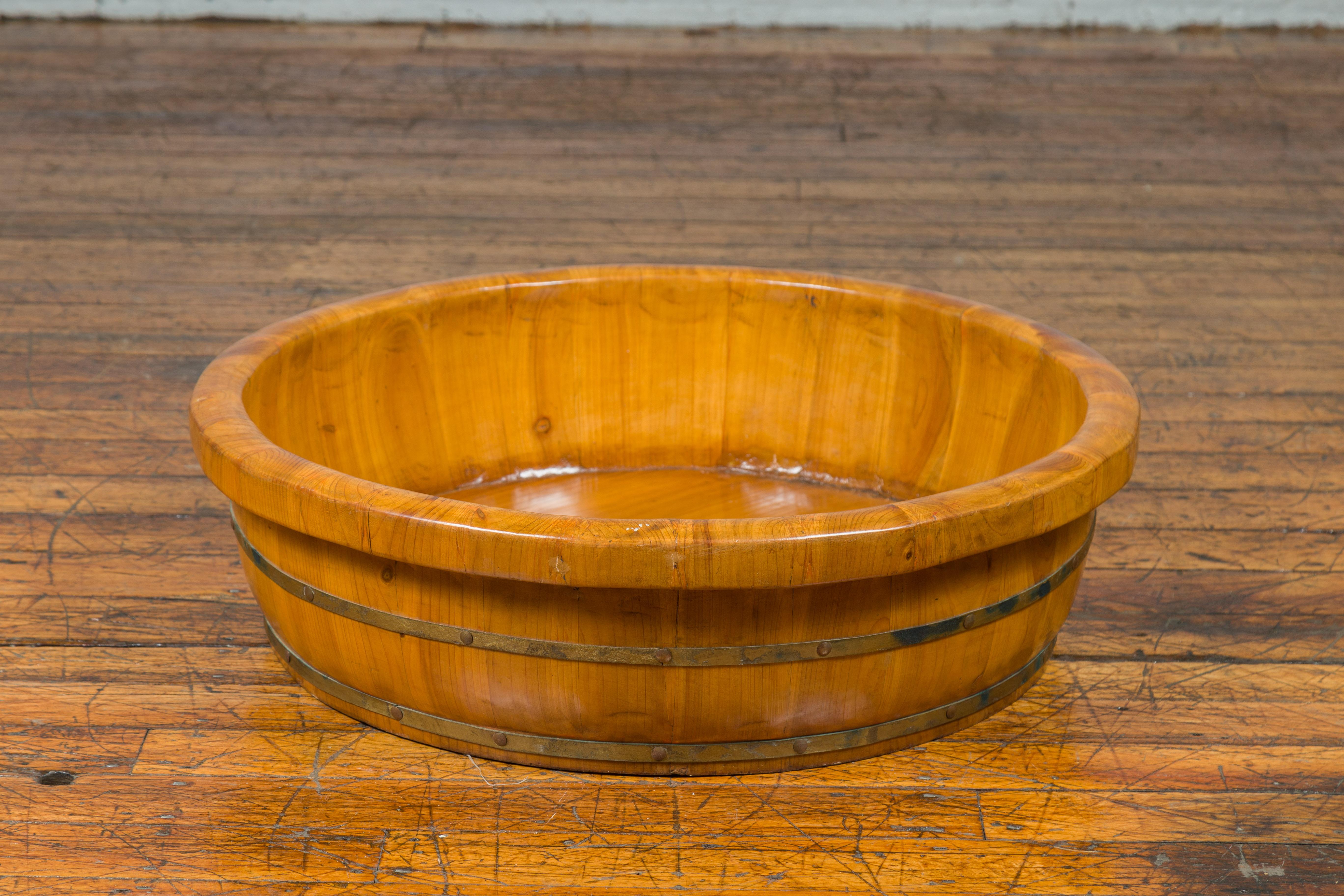 Qing Dynasty Period 19th Century Elm Round Rice Tray with Brass Braces For Sale 8