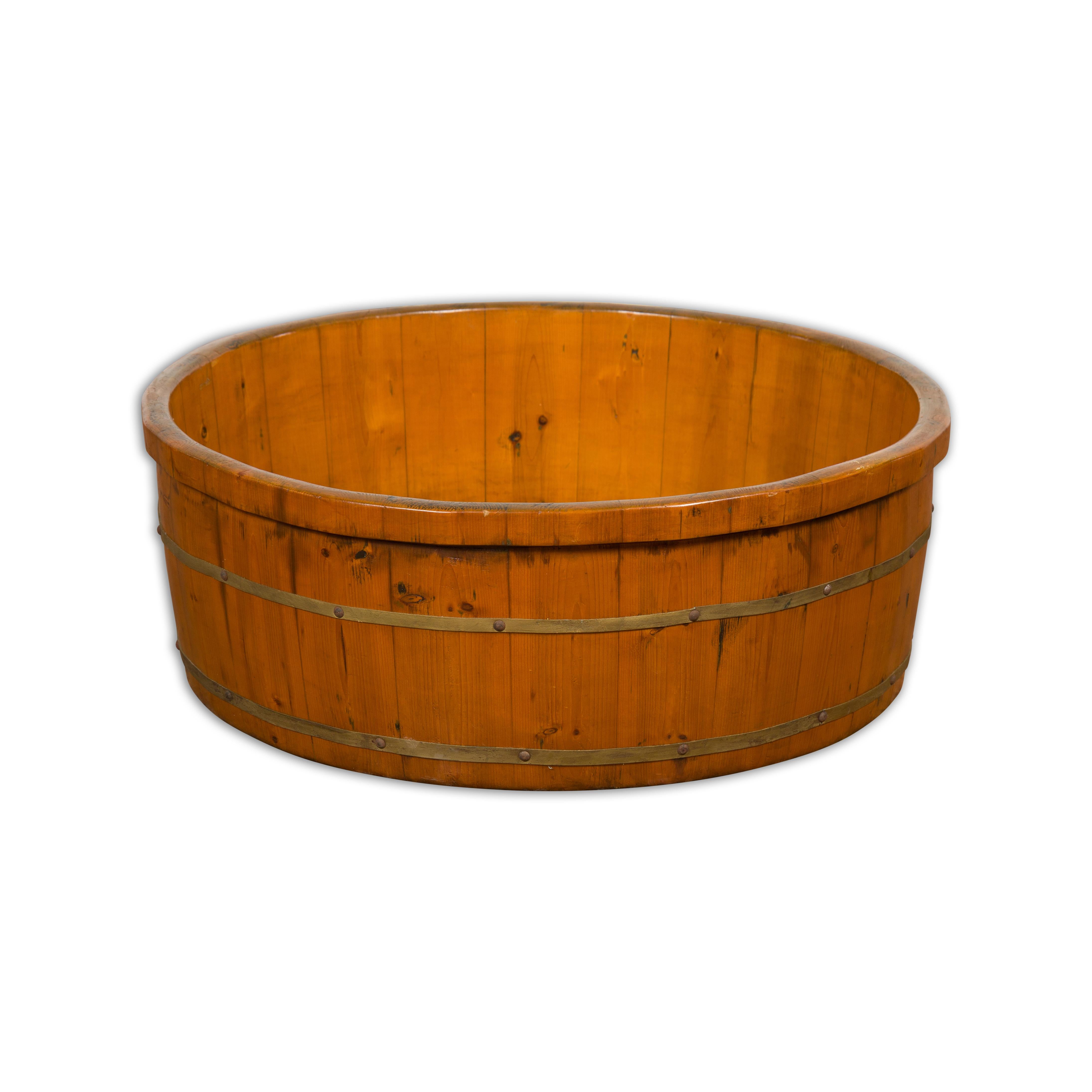 Plateau à riz rond en orme de la période de la dynastie chinoise Qing du 19ème siècle avec bracelets en laiton en vente 6