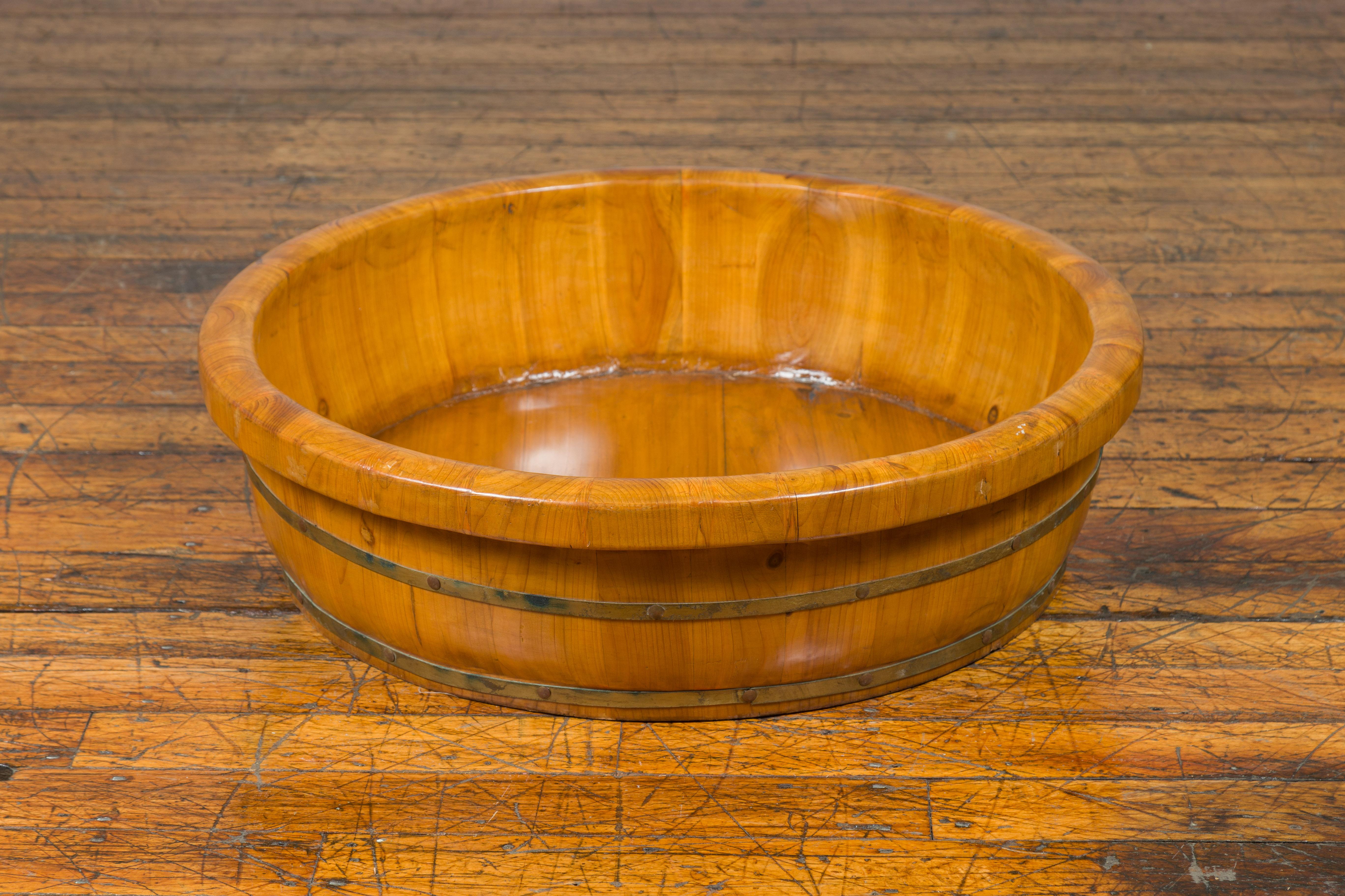Qing Dynasty Period 19th Century Elm Round Rice Tray with Brass Braces For Sale 9
