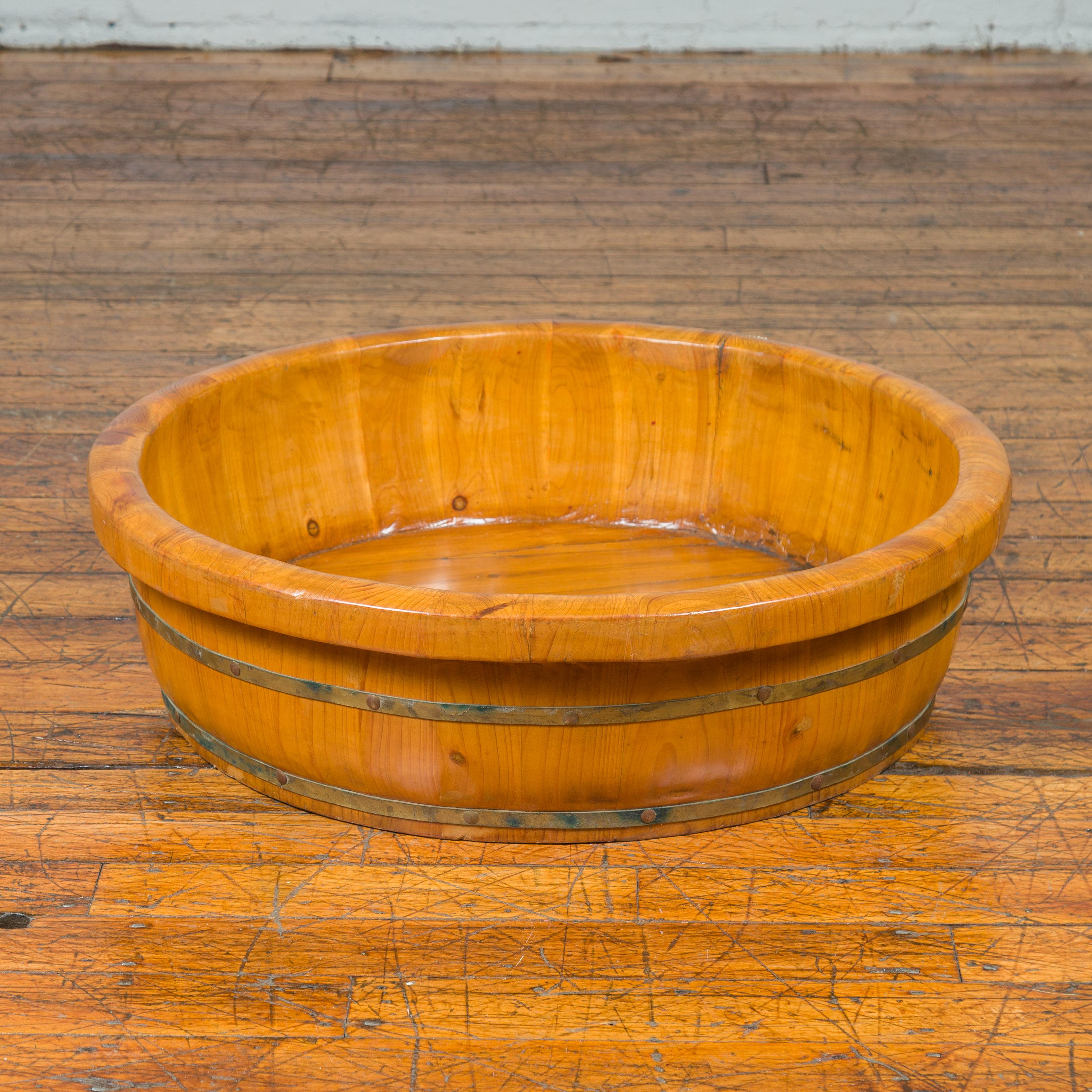 Qing Dynasty Period 19th Century Elm Round Rice Tray with Brass Braces In Good Condition For Sale In Yonkers, NY