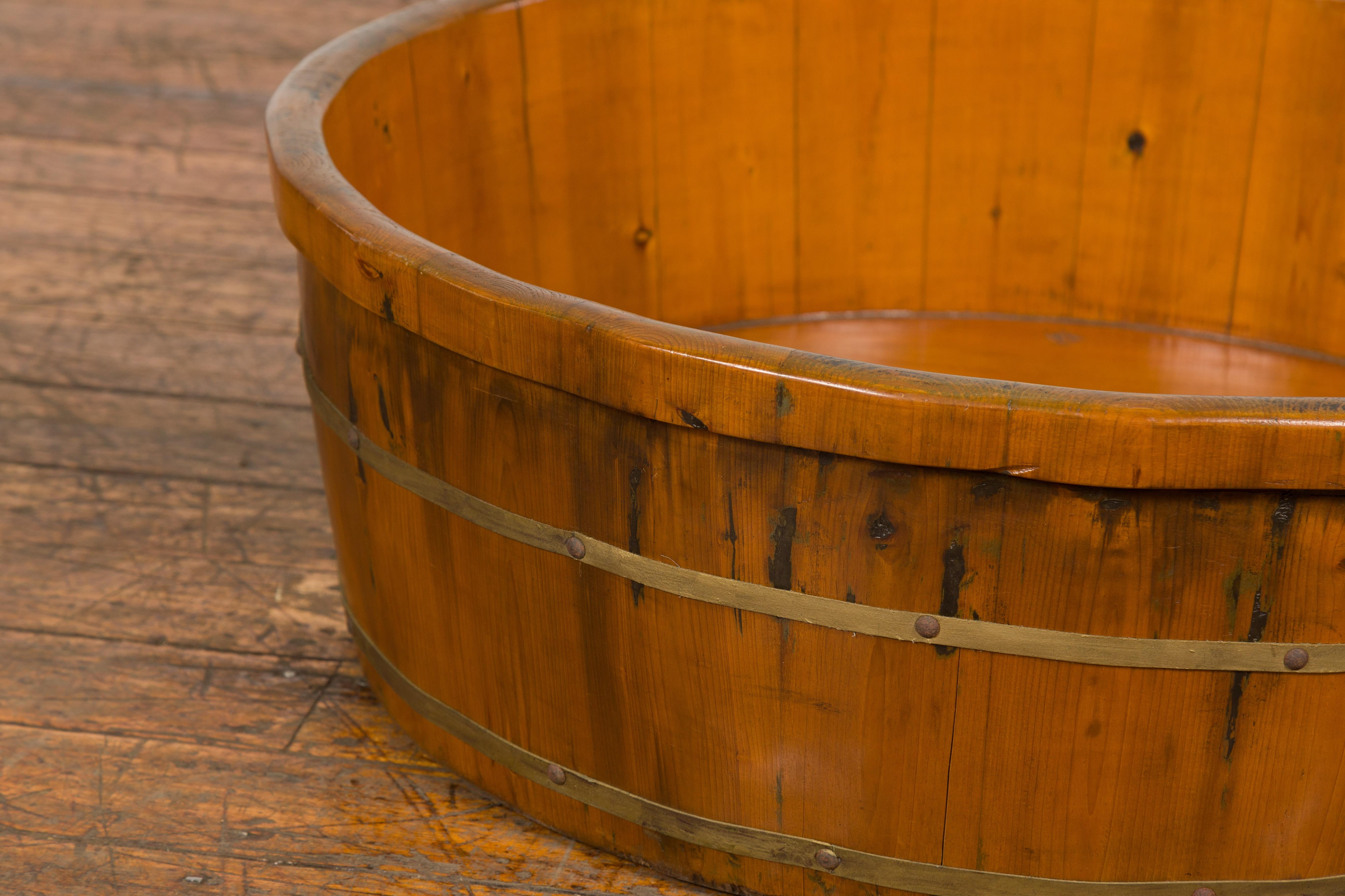 Chinese Qing Dynasty Period 19th Century Elm Round Rice Tray with Brass Braces In Good Condition For Sale In Yonkers, NY