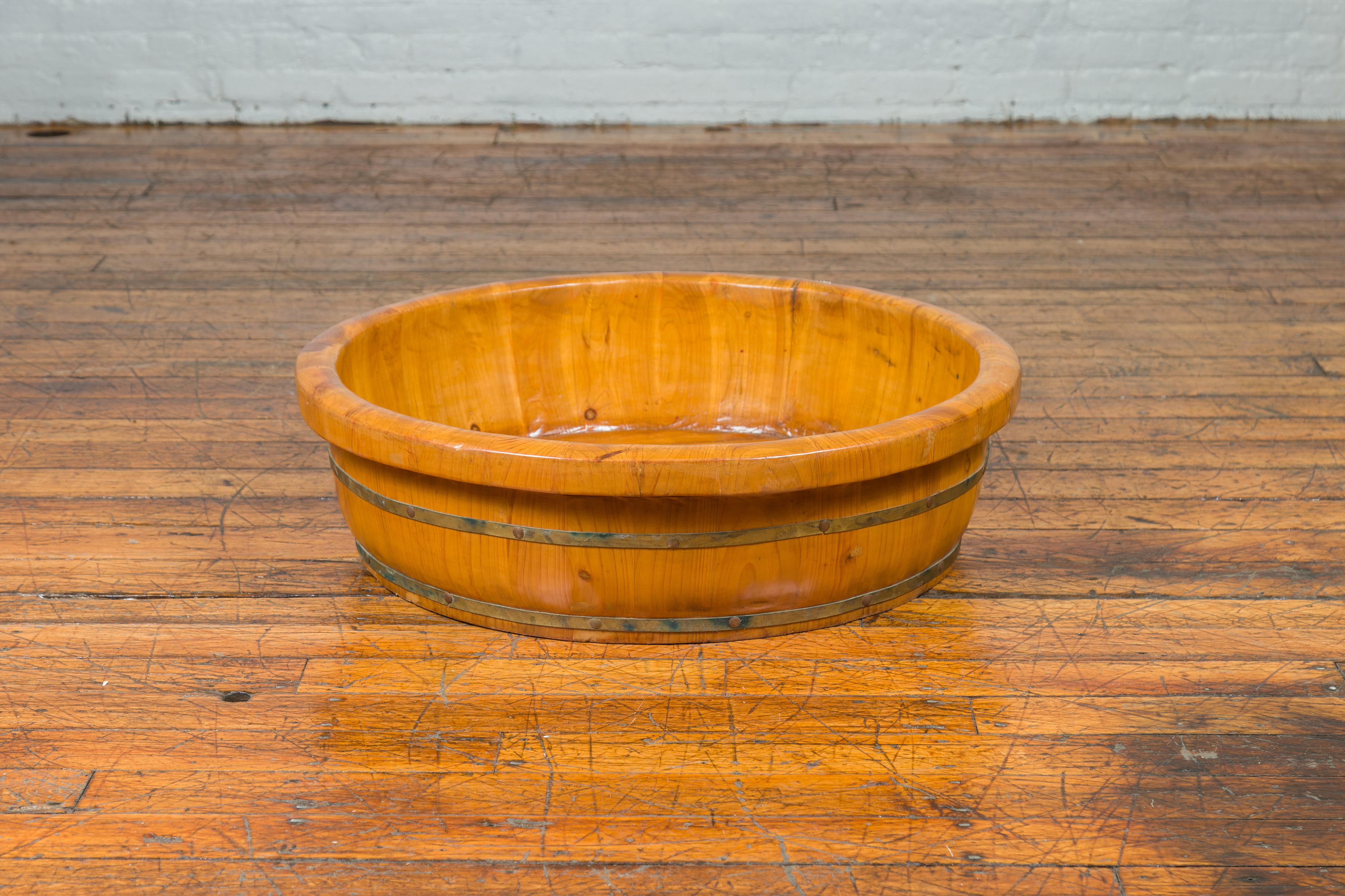 Qing Dynasty Period 19th Century Elm Round Rice Tray with Brass Braces For Sale 1