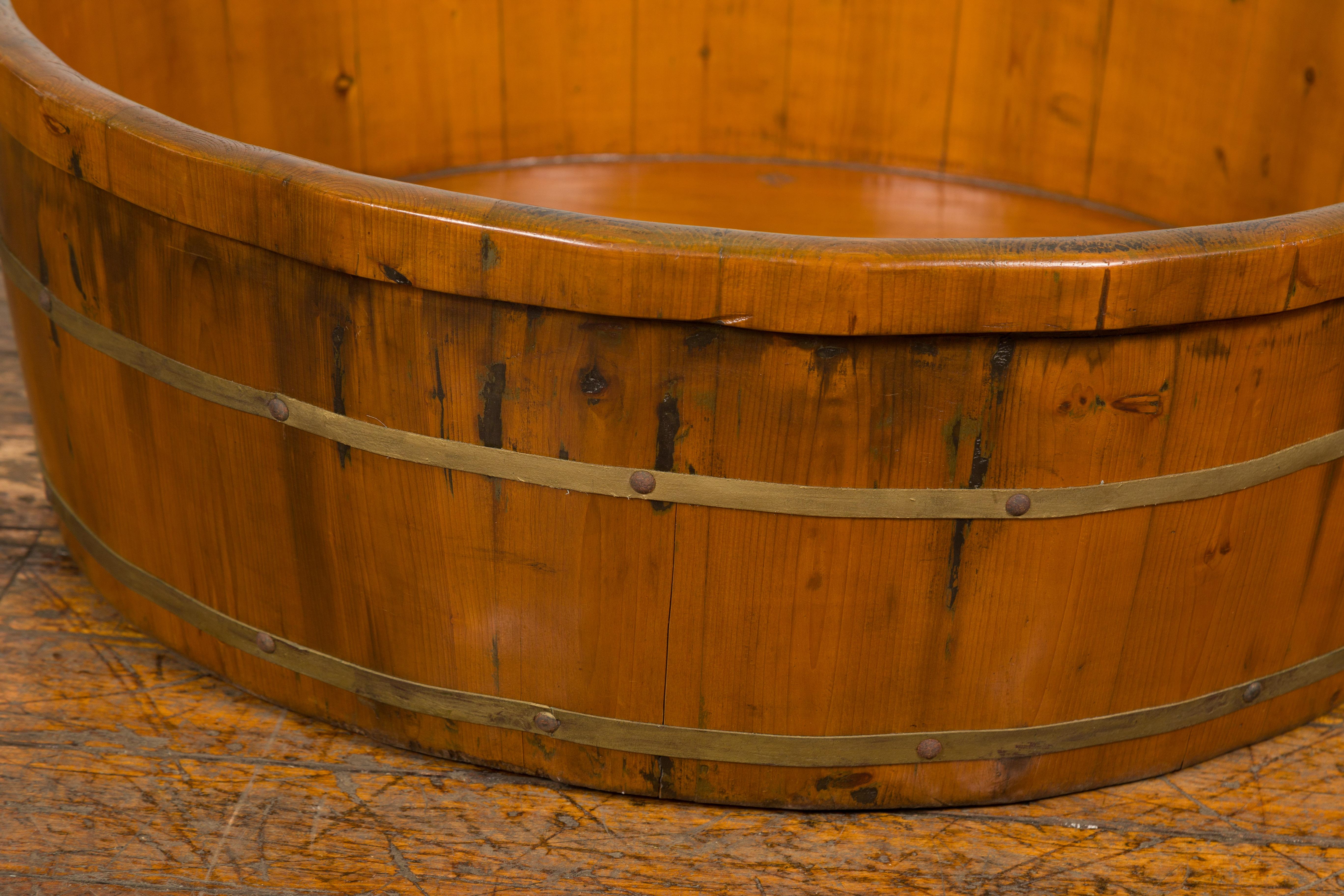 Chinese Qing Dynasty Period 19th Century Elm Round Rice Tray with Brass Braces For Sale 2