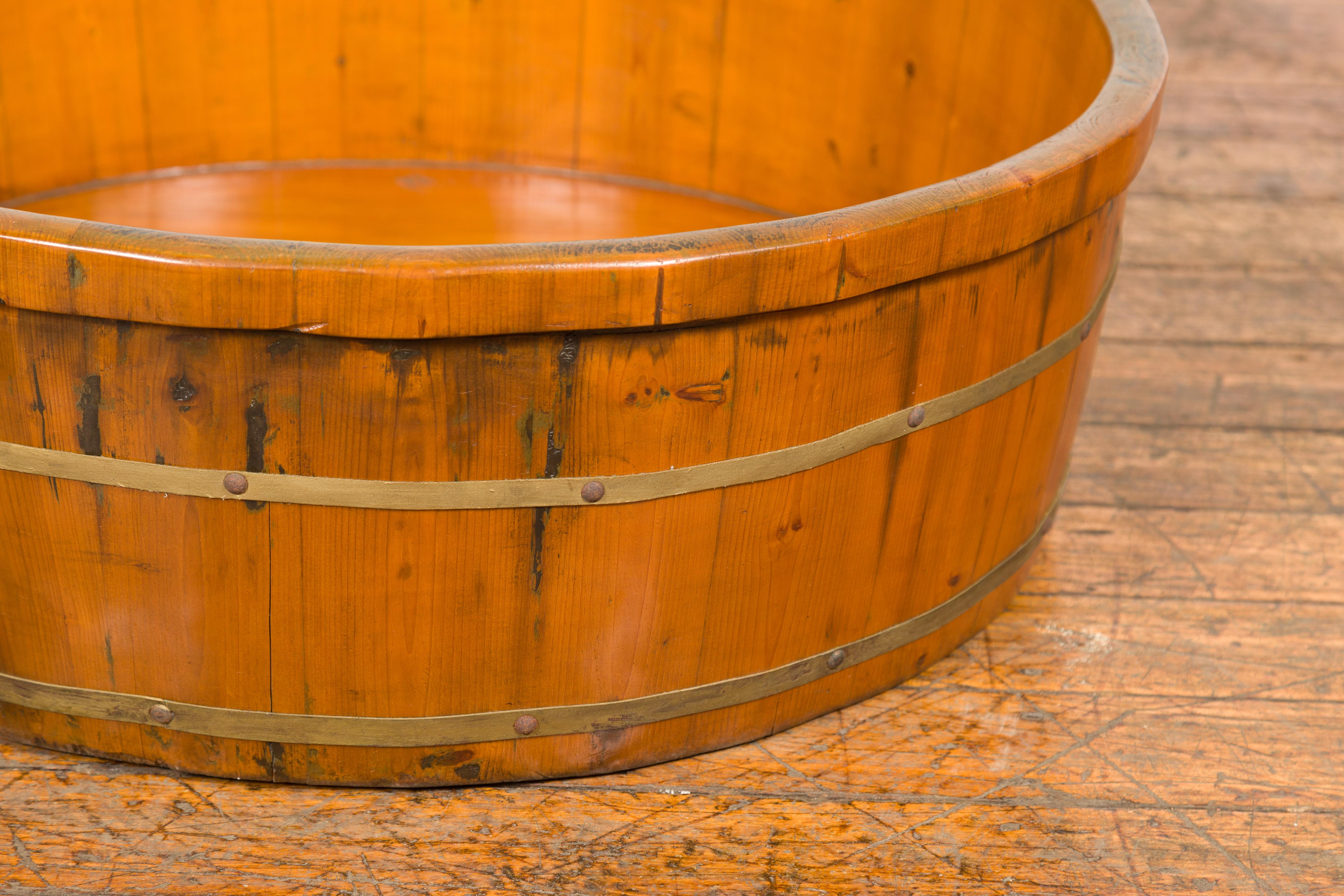 Chinese Qing Dynasty Period 19th Century Elm Round Rice Tray with Brass Braces For Sale 4