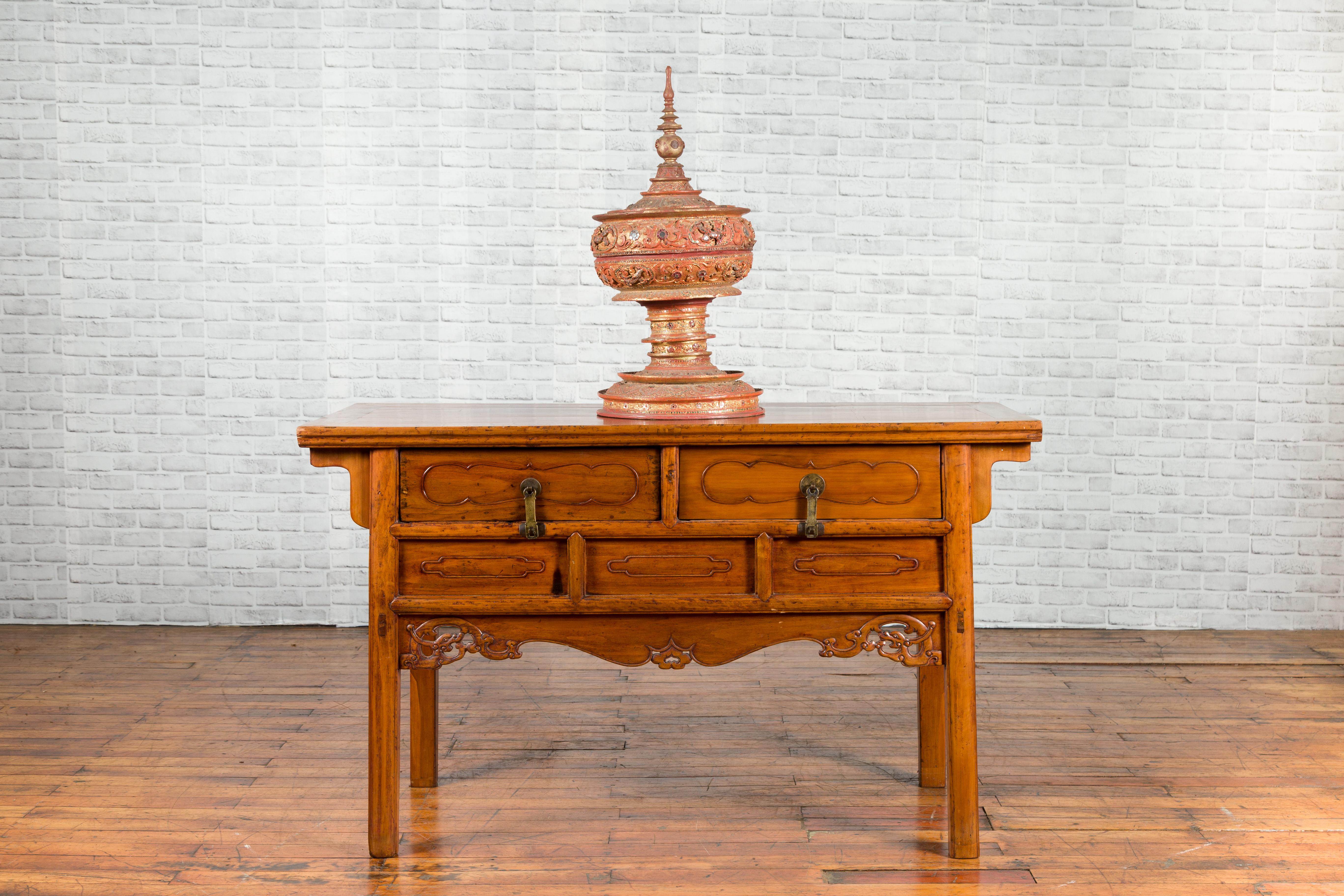 Aparador de olmo de época de la dinastía Qing del siglo XIX, con dos cajones y delantal tallado. Este aparador de olmo de la época de la dinastía Qing, del siglo XIX, atrae las miradas por sus elegantes líneas e intrincadas tallas. Una tapa