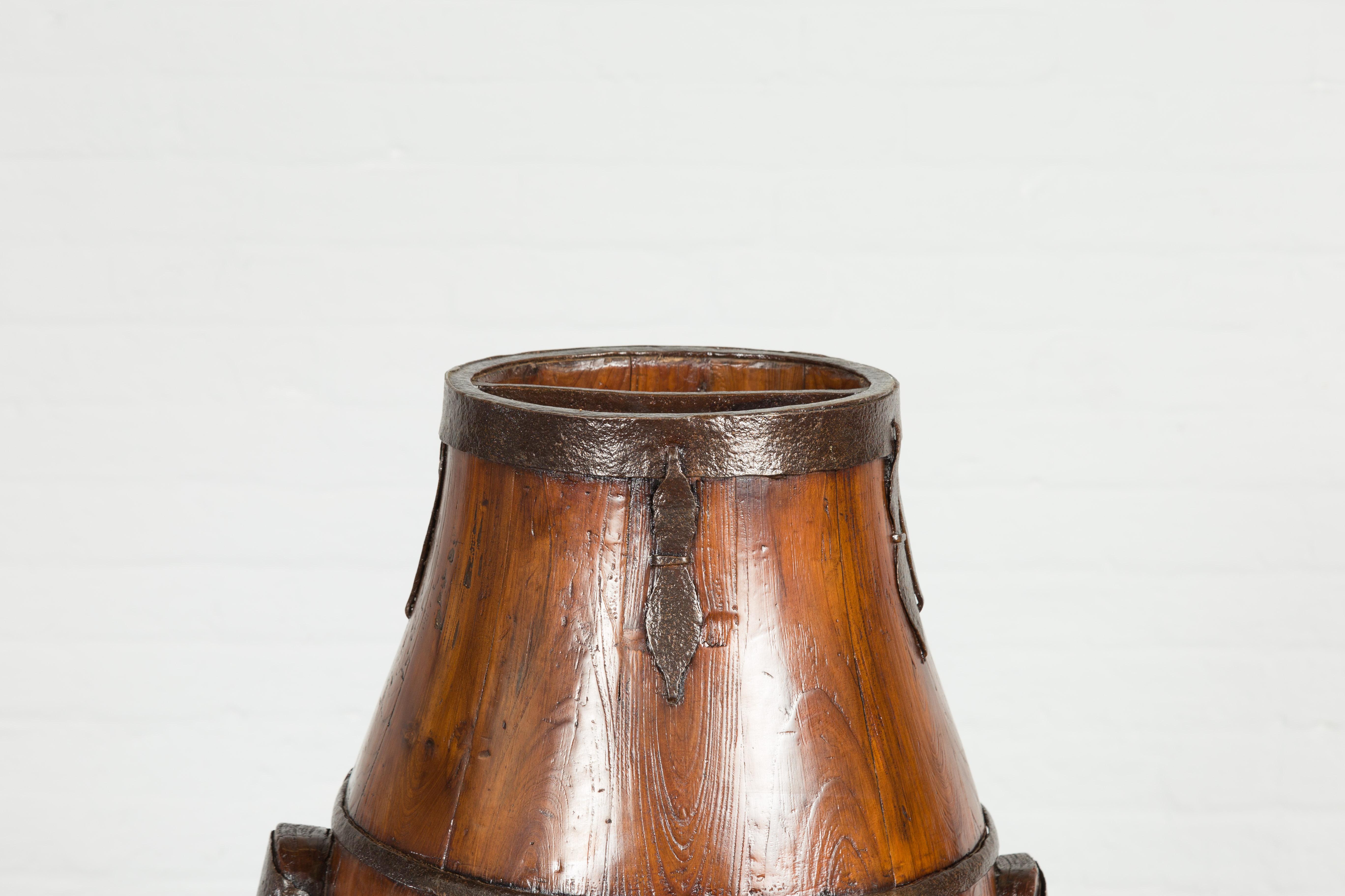 Varnished Chinese Qing Dynasty Period 19th Century Pear-Shaped Wooden Grain Basket For Sale