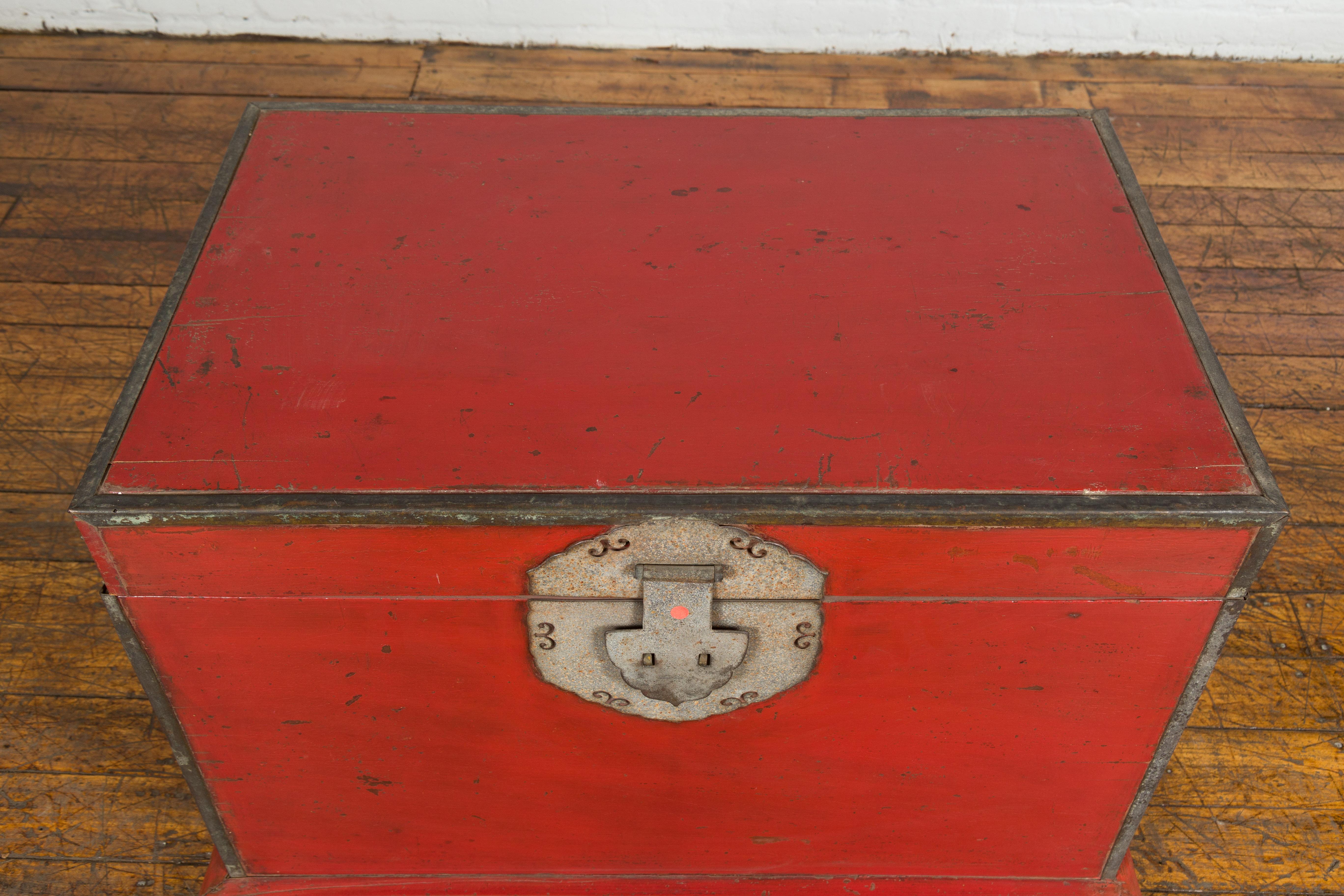 Chinese Qing Dynasty Period 19th Century Red Lacquer Trunk with Metal Edging For Sale 8