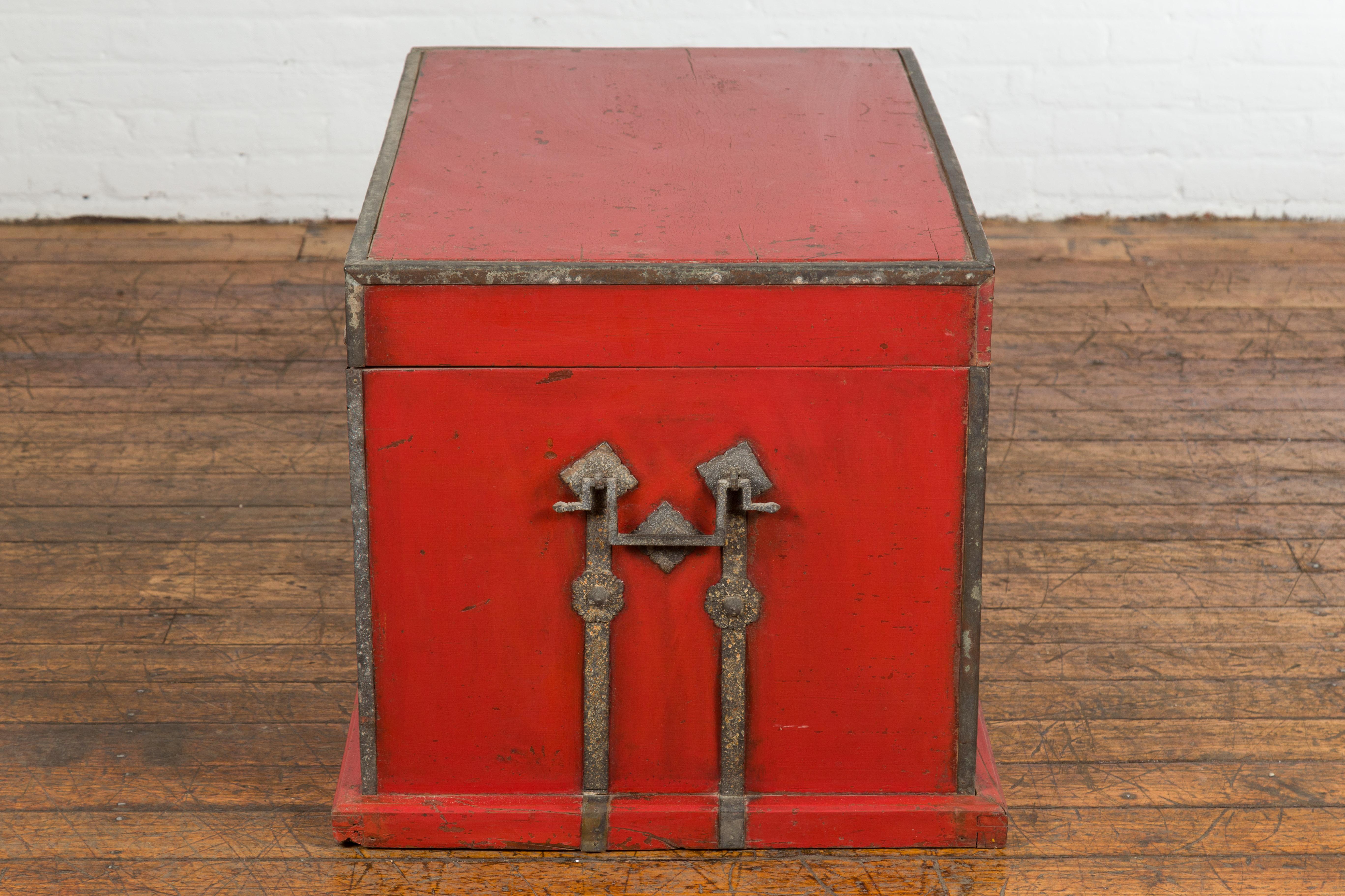 Chinese Qing Dynasty Period 19th Century Red Lacquer Trunk with Metal Edging For Sale 11