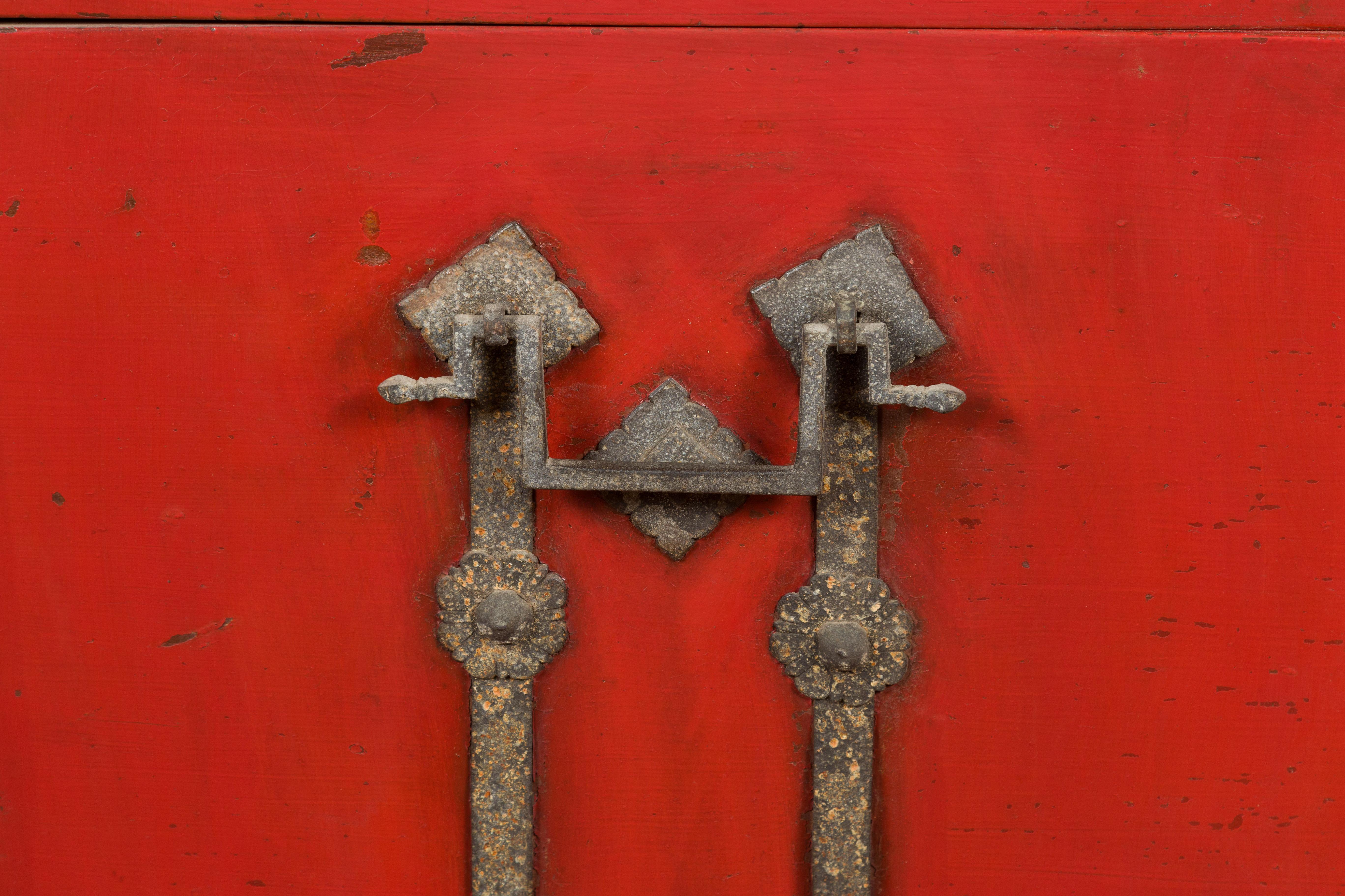 Baule in lacca rossa del XIX secolo, periodo della dinastia Qing, con bordi in metallo in vendita 10