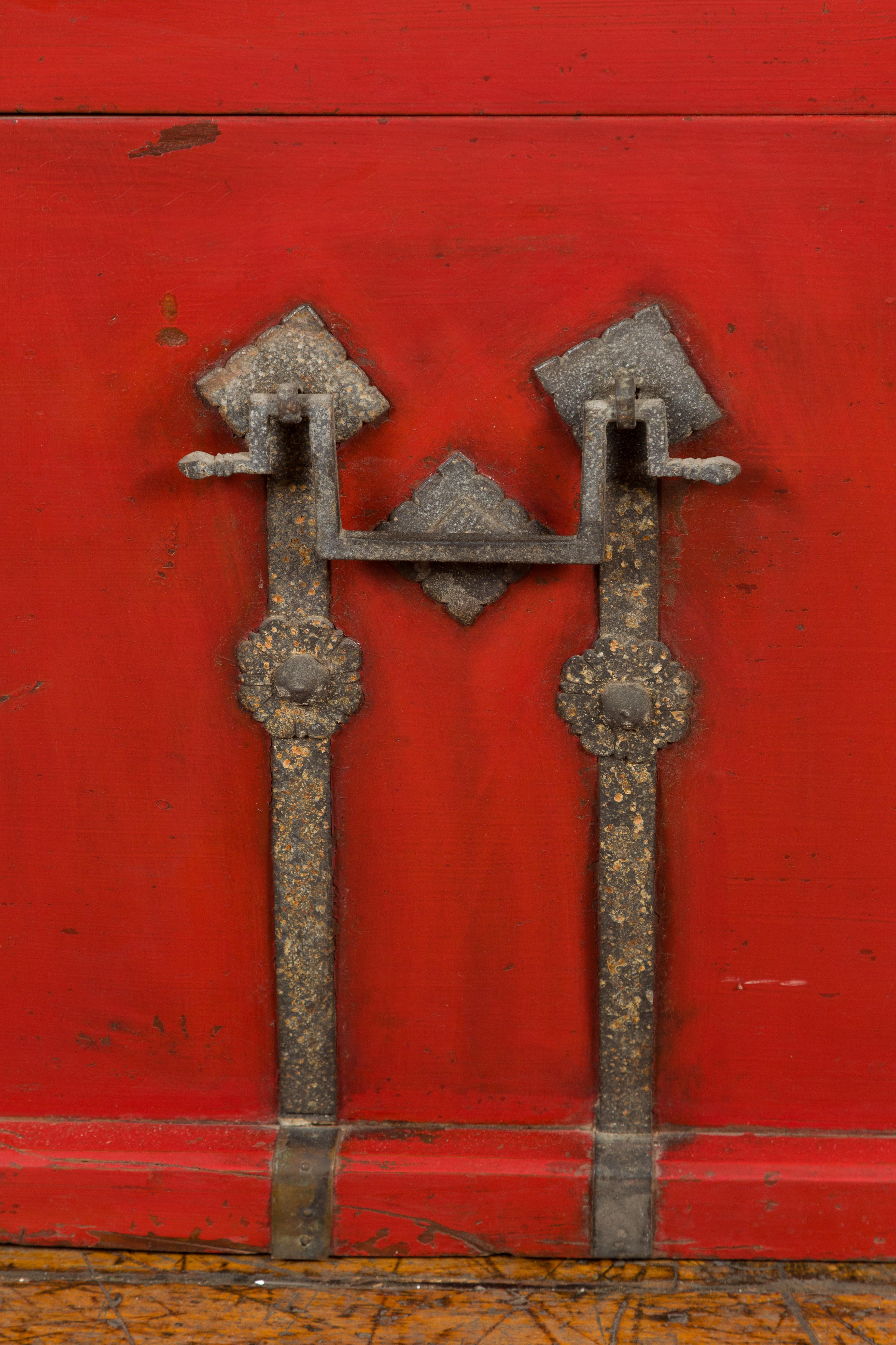 Baule in lacca rossa del XIX secolo, periodo della dinastia Qing, con bordi in metallo in vendita 11