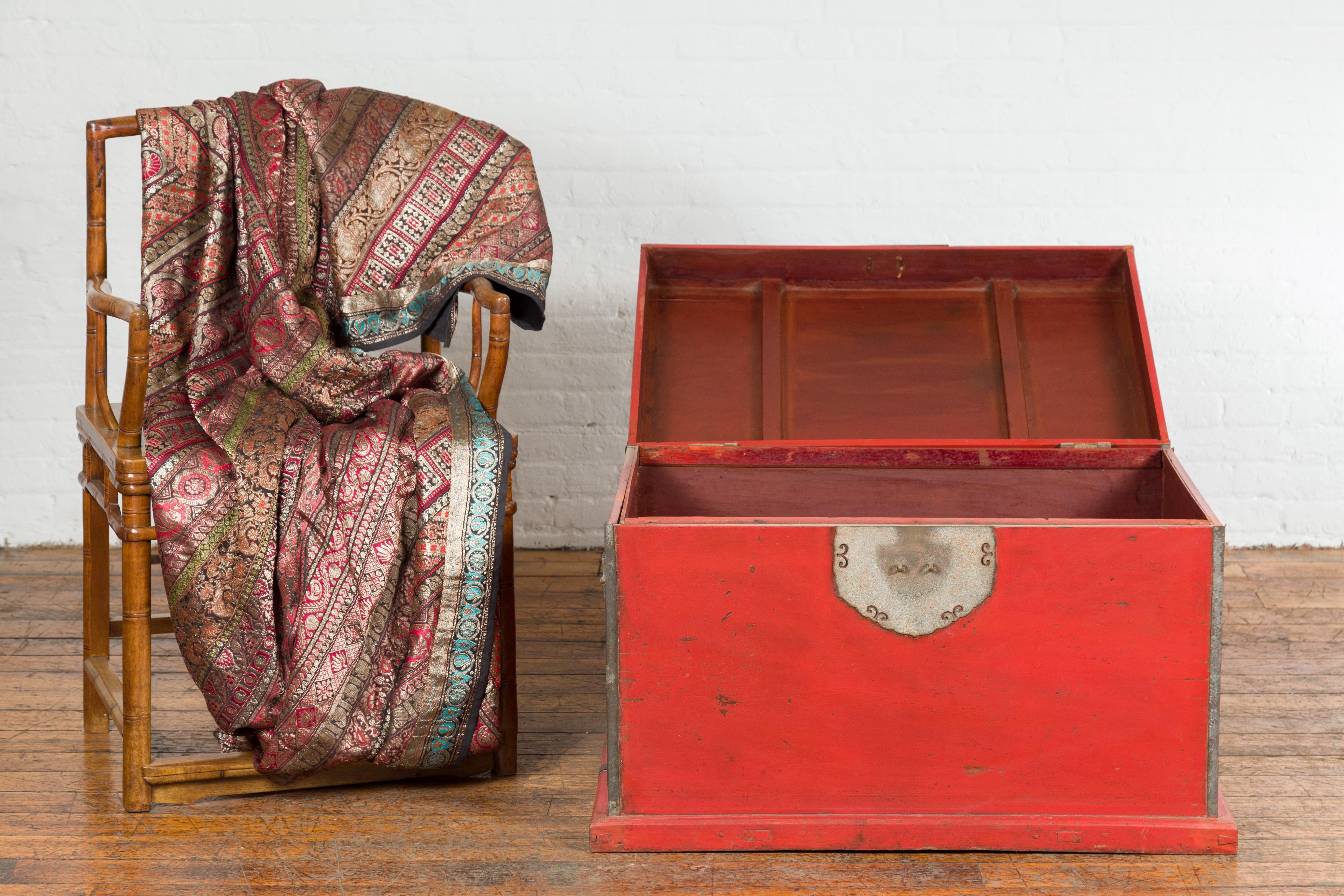 Chinese Qing Dynasty Period 19th Century Red Lacquer Trunk with Metal Edging For Sale 2