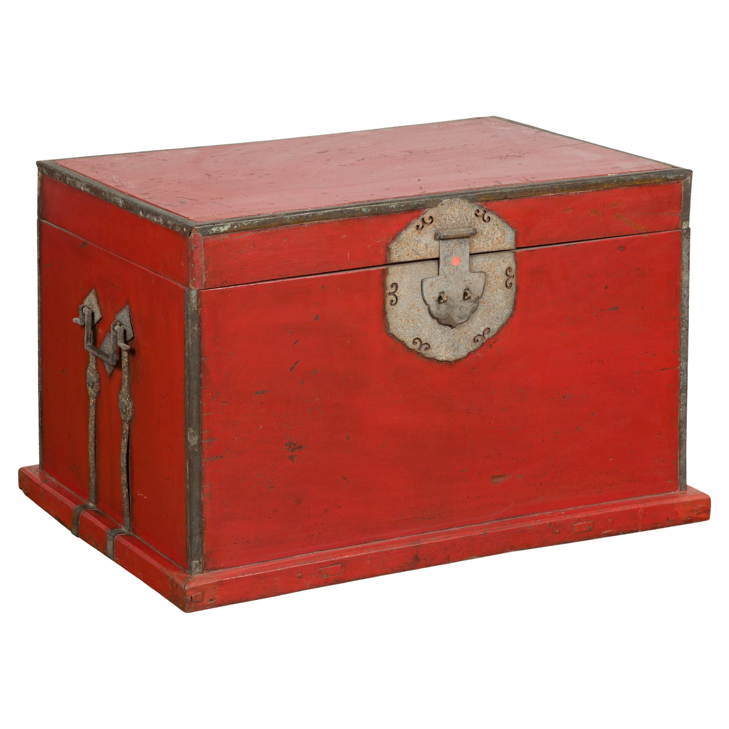 Baule in lacca rossa del XIX secolo, periodo della dinastia Qing, con bordi in metallo