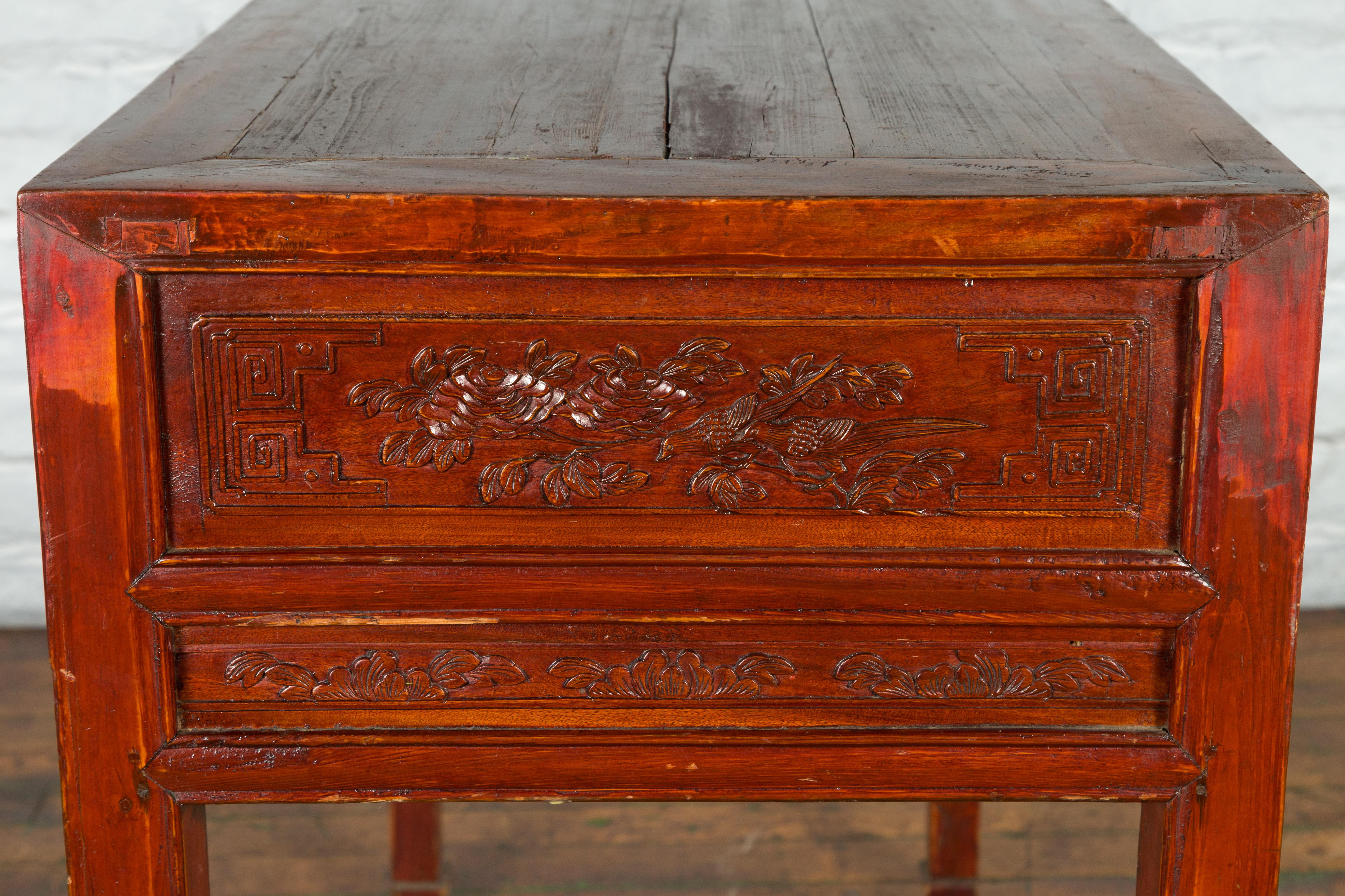 Table marron rougeâtre avec deux tiroirs, datant de la période de la dynastie chinoise Qing du 19e siècle en vente 8