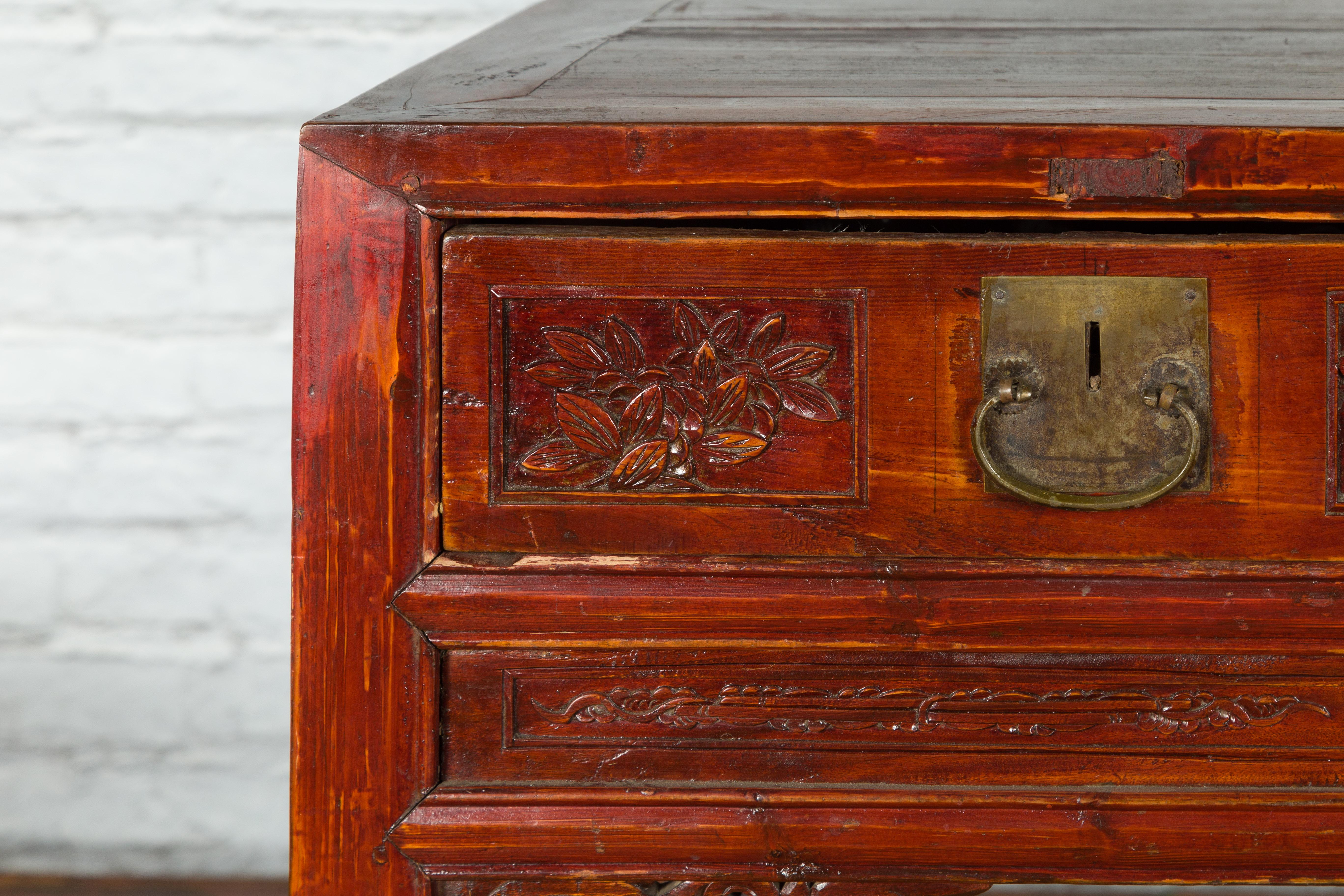 XIXe siècle Table marron rougeâtre avec deux tiroirs, datant de la période de la dynastie chinoise Qing du 19e siècle en vente