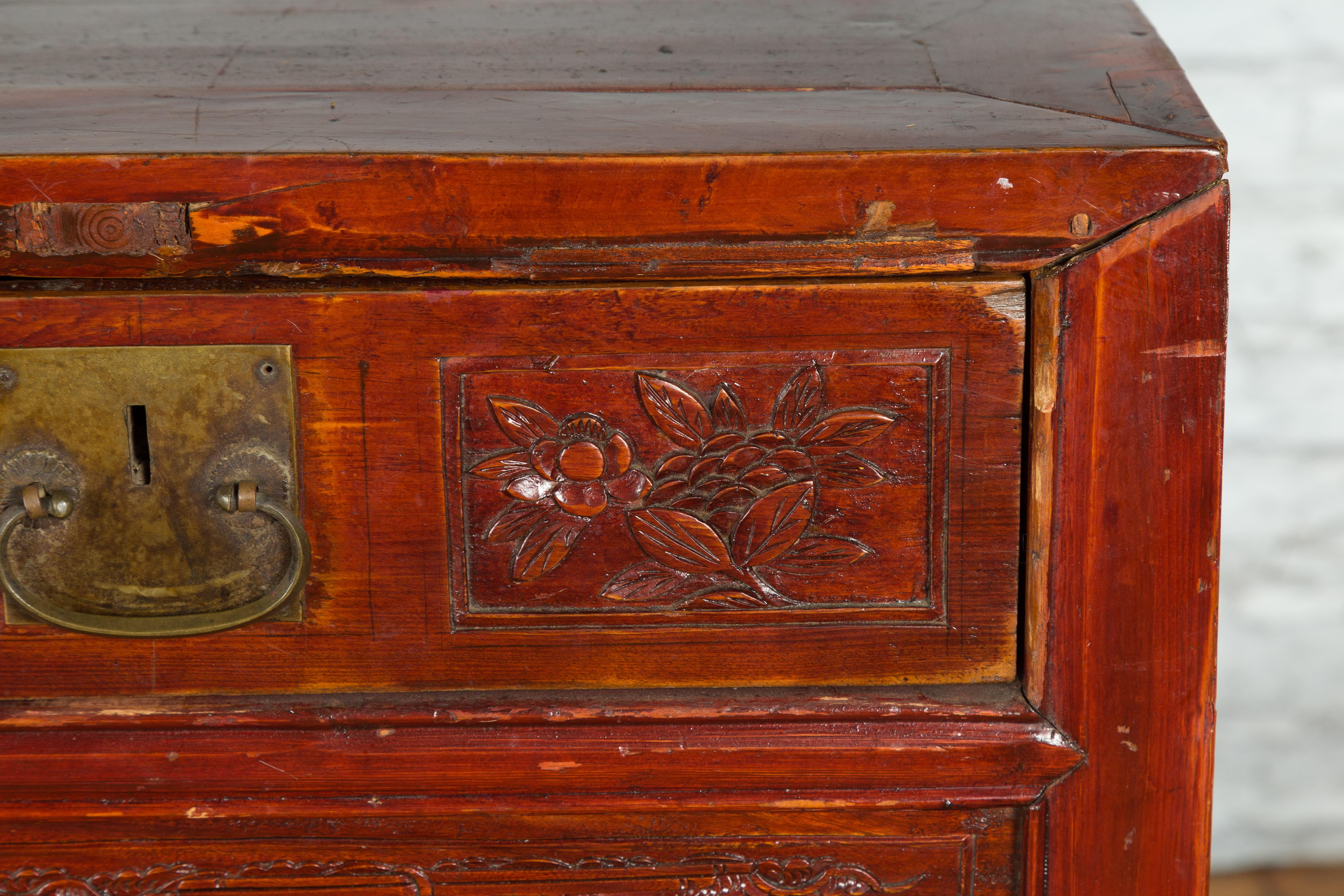 Table marron rougeâtre avec deux tiroirs, datant de la période de la dynastie chinoise Qing du 19e siècle en vente 1