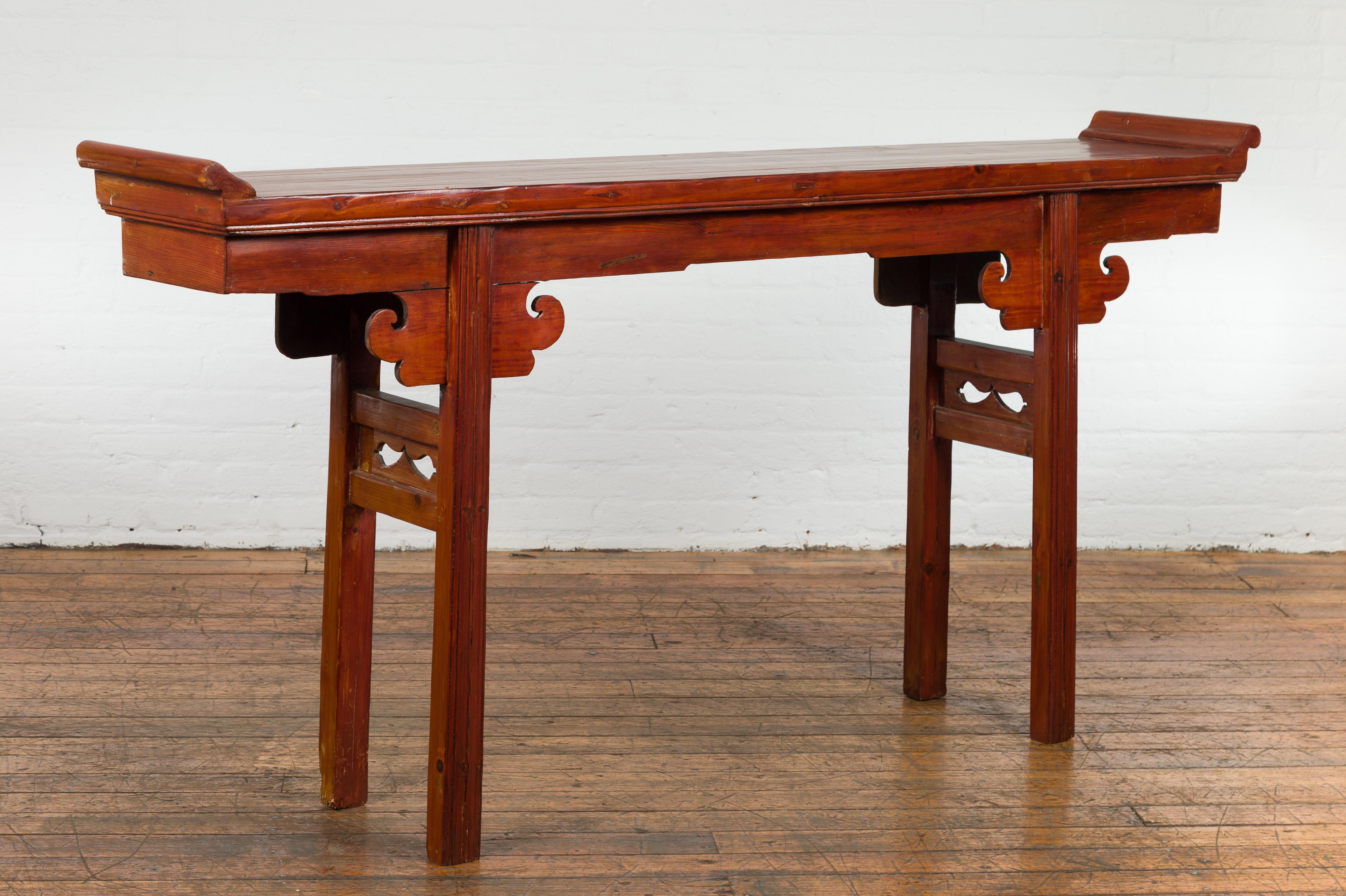 Table console d'autel de la dynastie Qing avec tablier en bois à volutes en vente 4