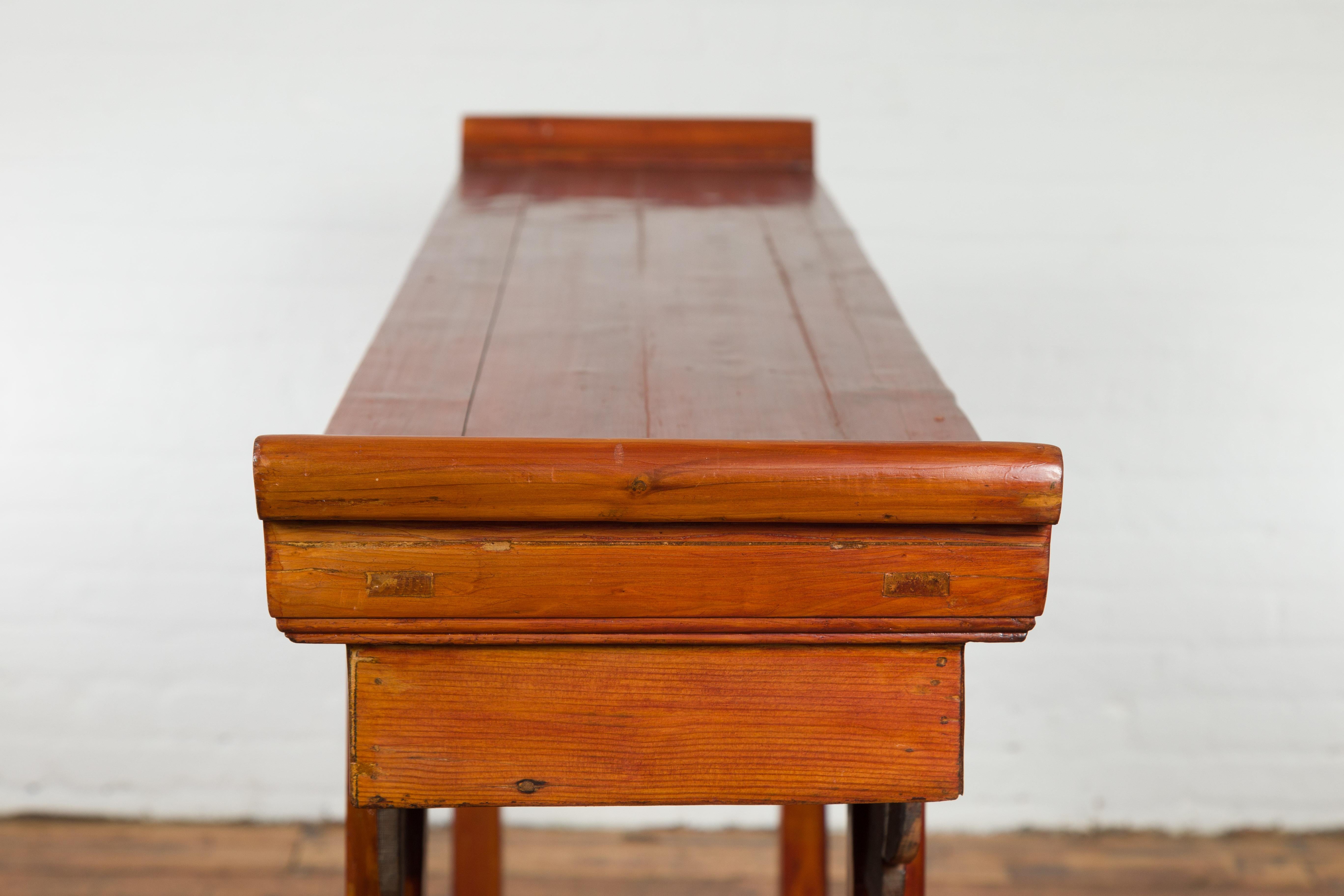 Table console d'autel de la dynastie Qing avec tablier en bois à volutes en vente 6
