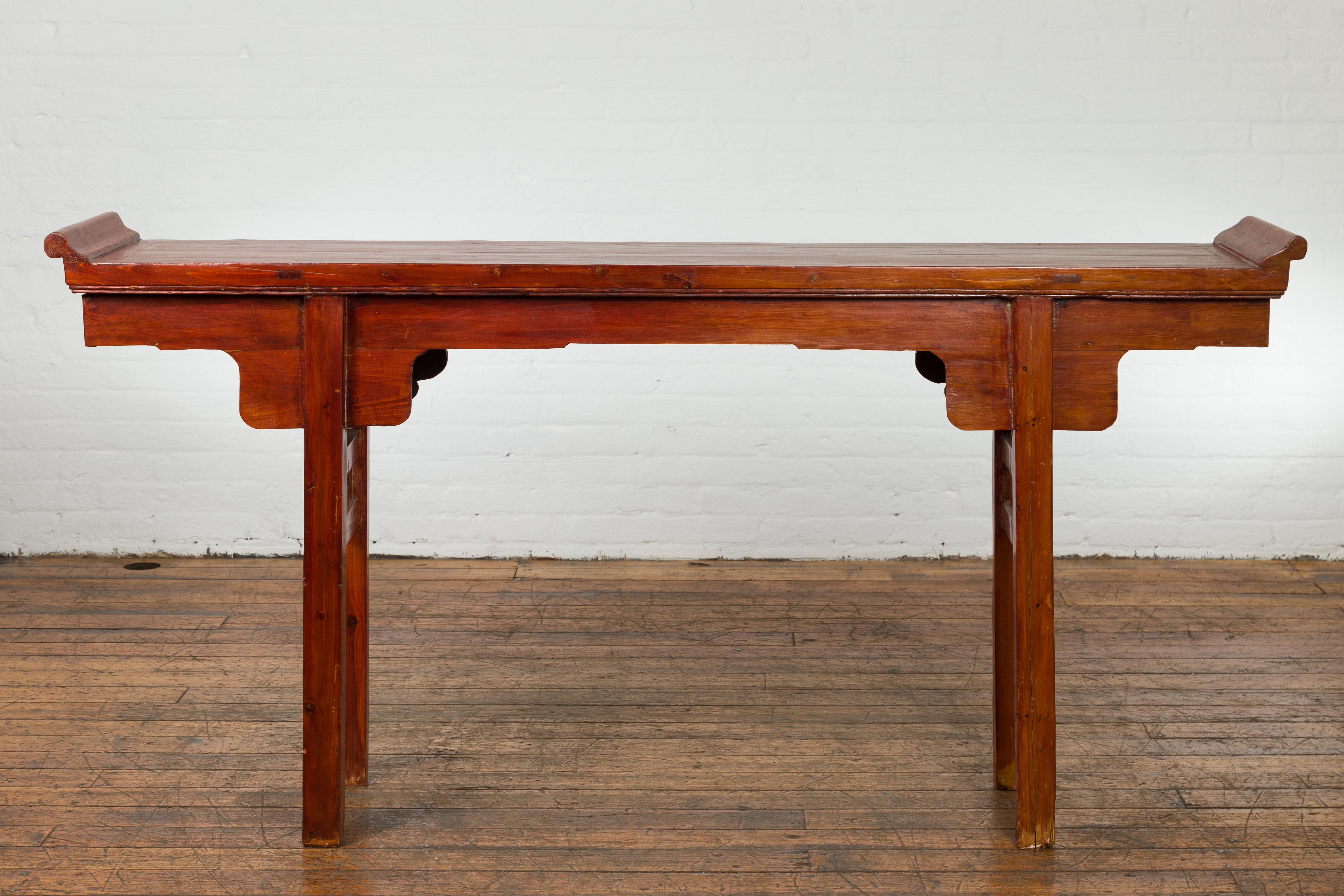 Qing Dynasty Altar Console Table with A Scrolled Wood Apron For Sale 9